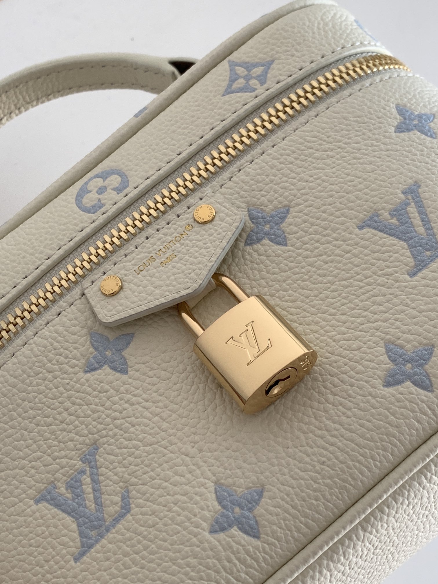 Louis Vuitton 全皮链条包化妆包 Vanity Chain Pouch 手袋汲取路易威登典藏硬箱的造型灵感