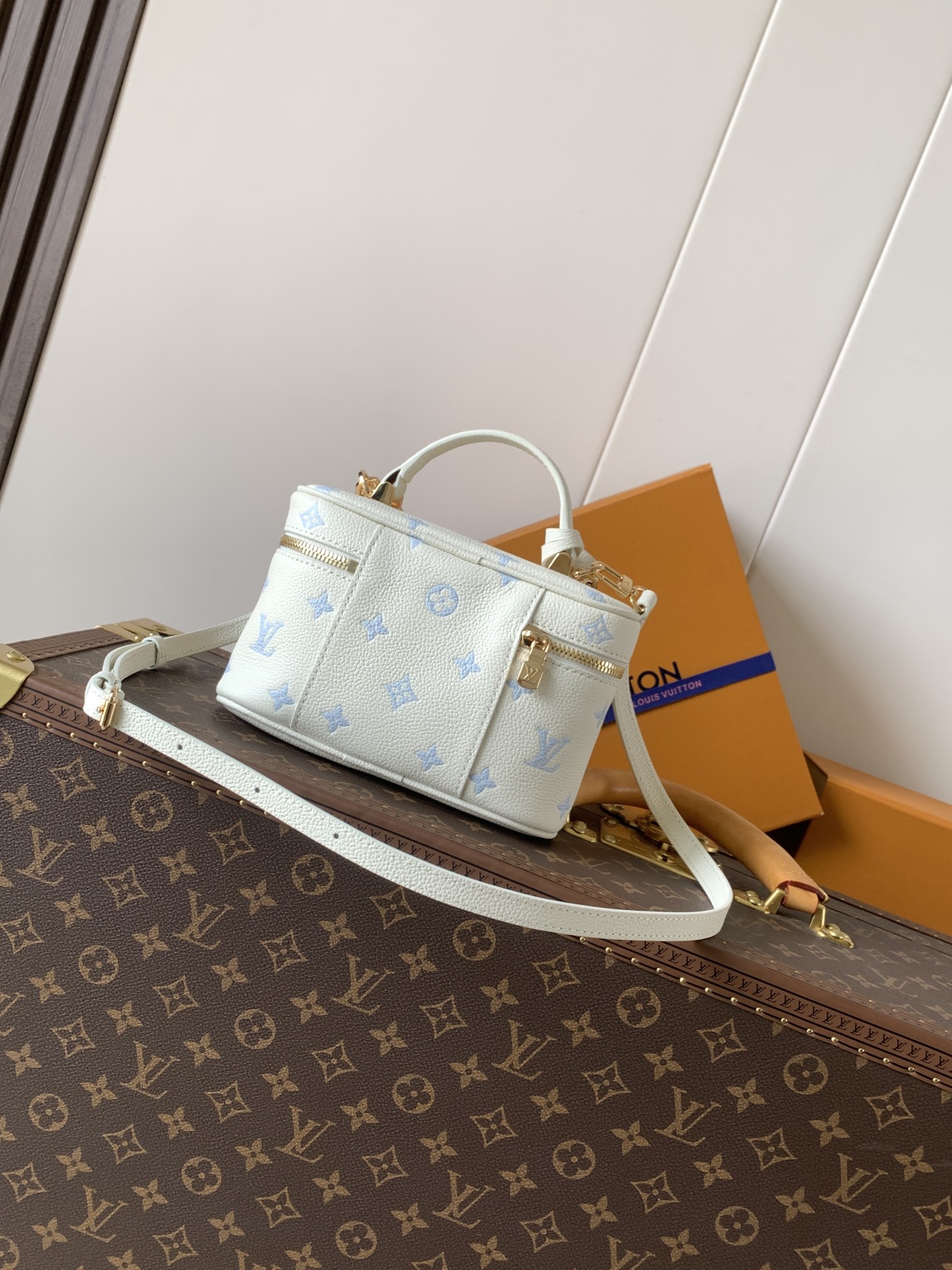Louis Vuitton 全皮链条包化妆包 Vanity Chain Pouch 手袋汲取路易威登典藏硬箱的造型灵感