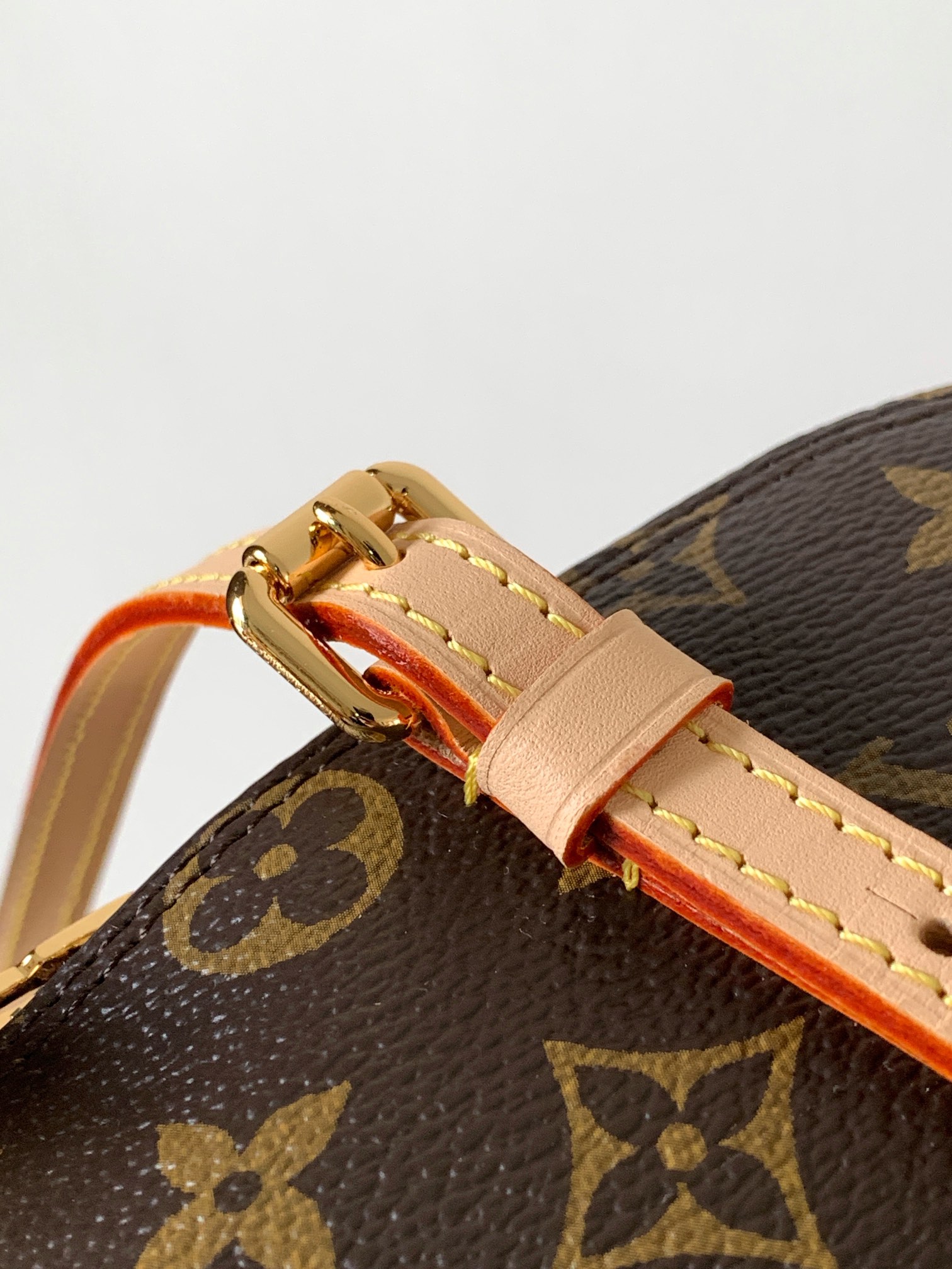 Louis Vuitton Squire手袋之名取自1934年標誌性Alma手袋的歷史原型 而全新的手袋造型正是從中汲取靈感