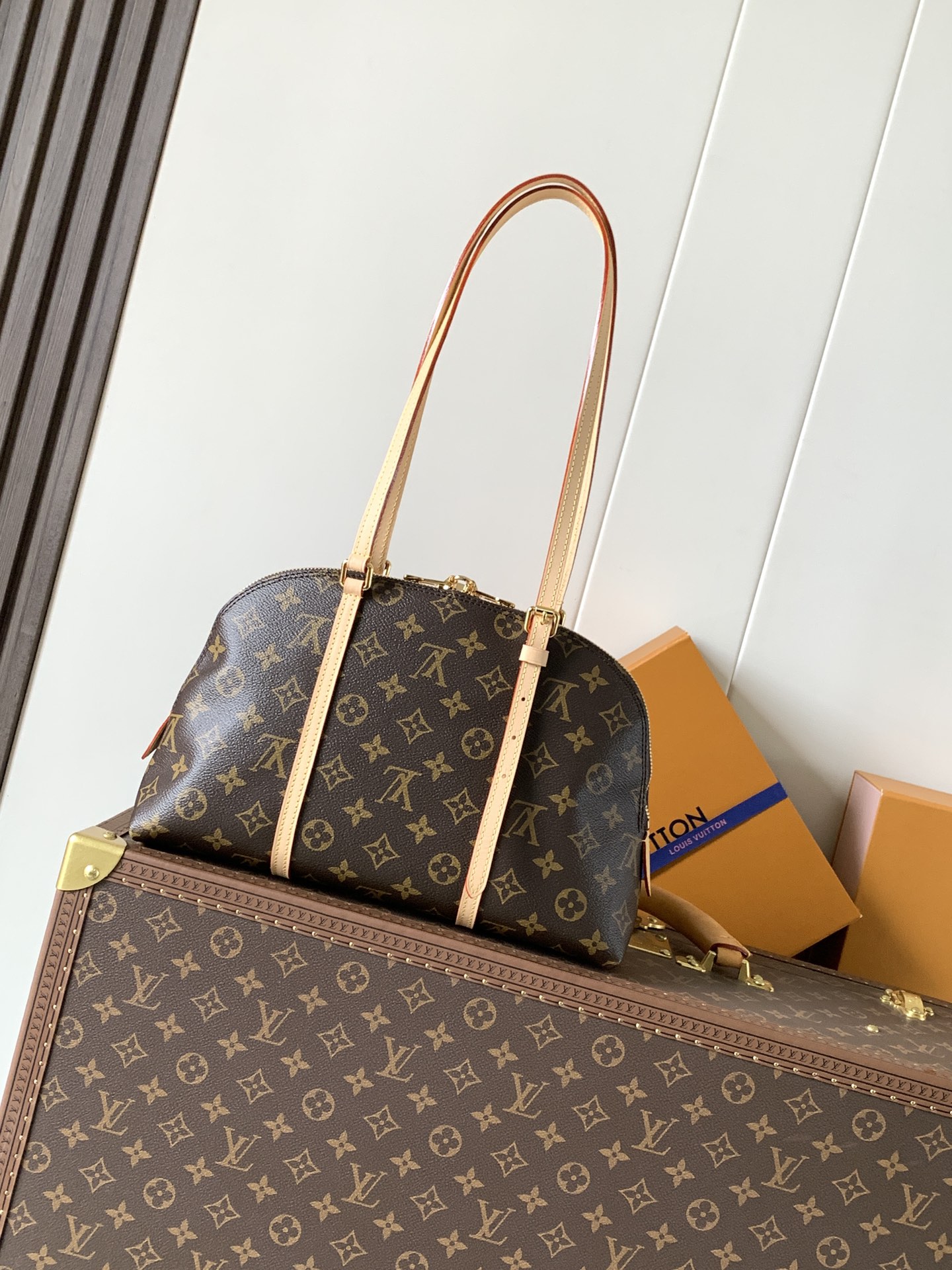 Louis Vuitton Squire手袋之名取自1934年標誌性Alma手袋的歷史原型 而全新的手袋造型正是從中汲取靈感