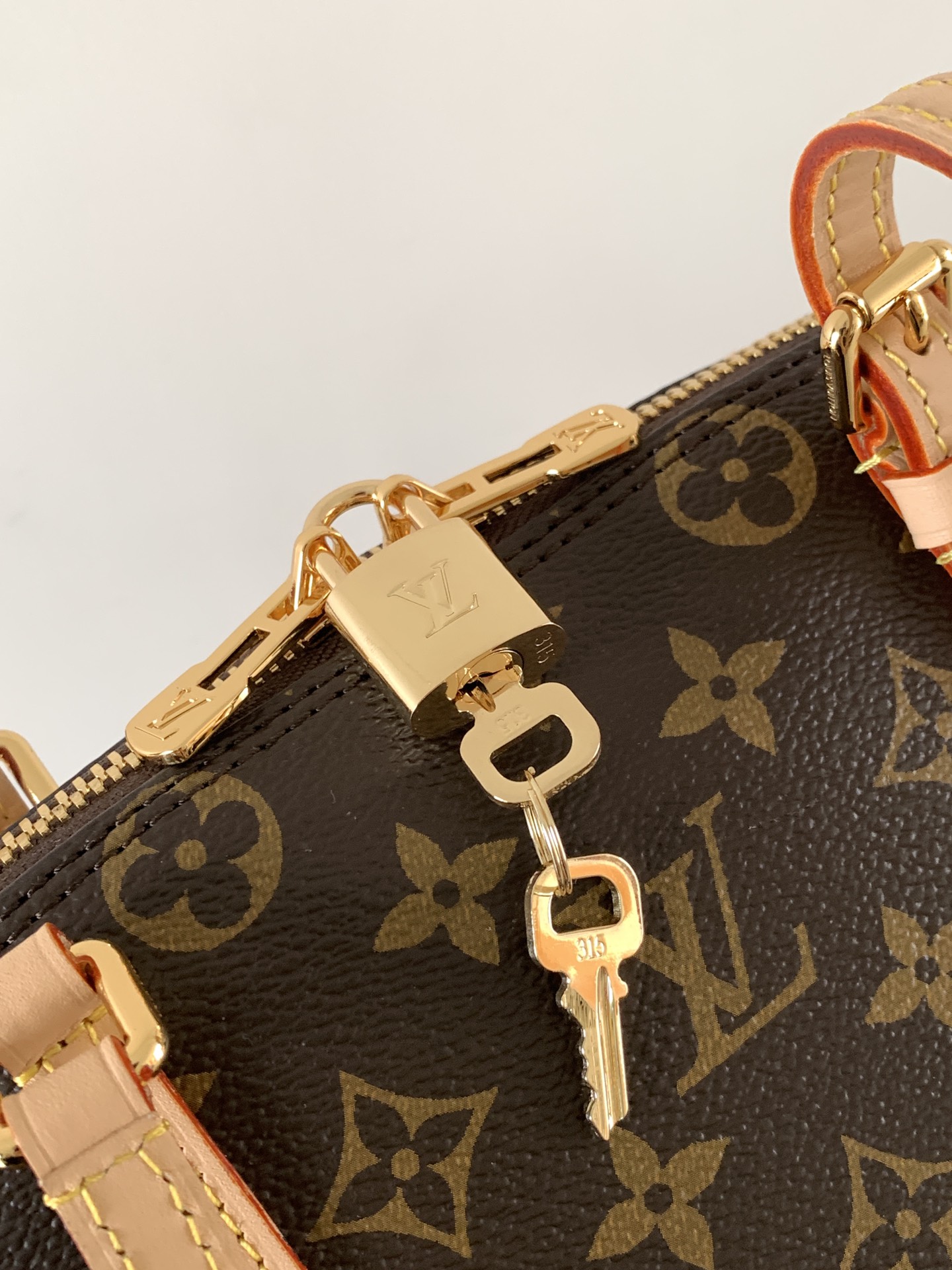 Louis Vuitton Squire手袋之名取自1934年標誌性Alma手袋的歷史原型 而全新的手袋造型正是從中汲取靈感