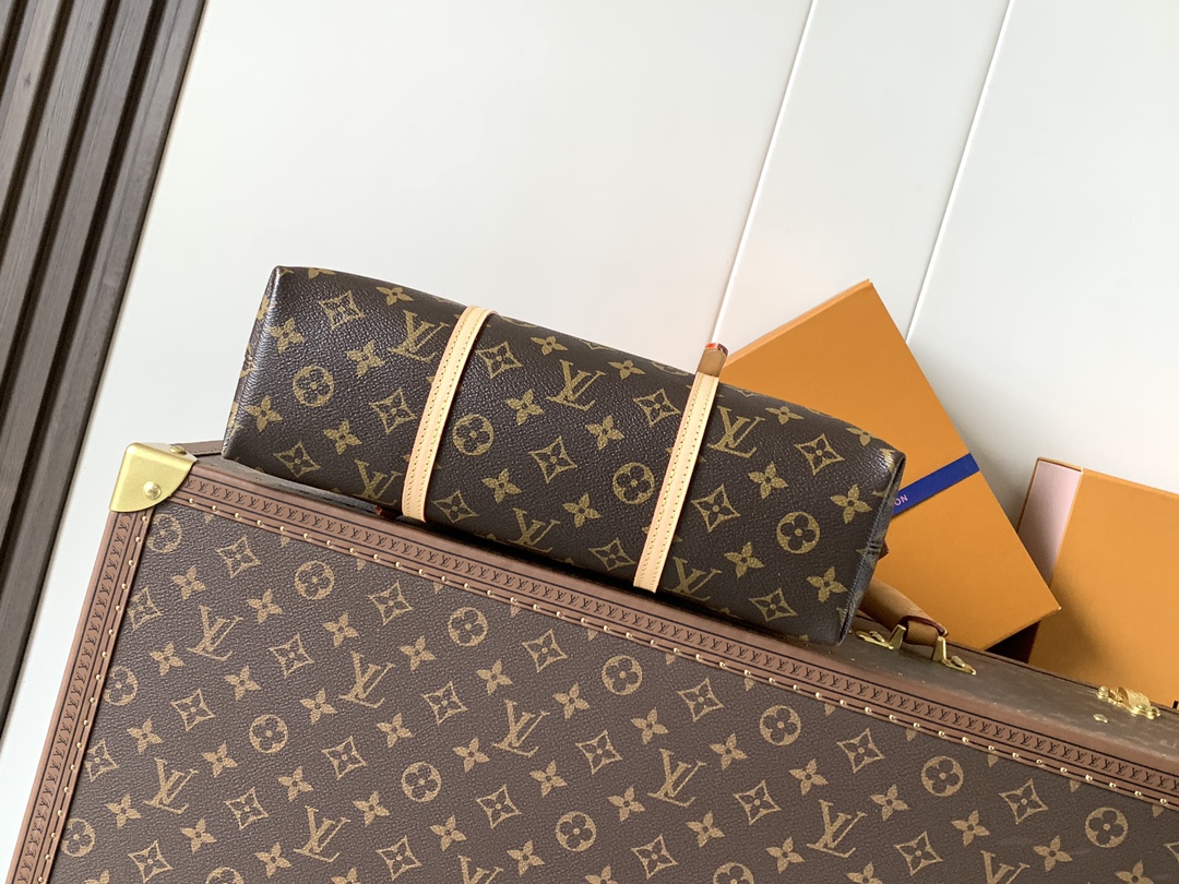 Louis Vuitton Squire手袋之名取自1934年標誌性Alma手袋的歷史原型 而全新的手袋造型正是從中汲取靈感