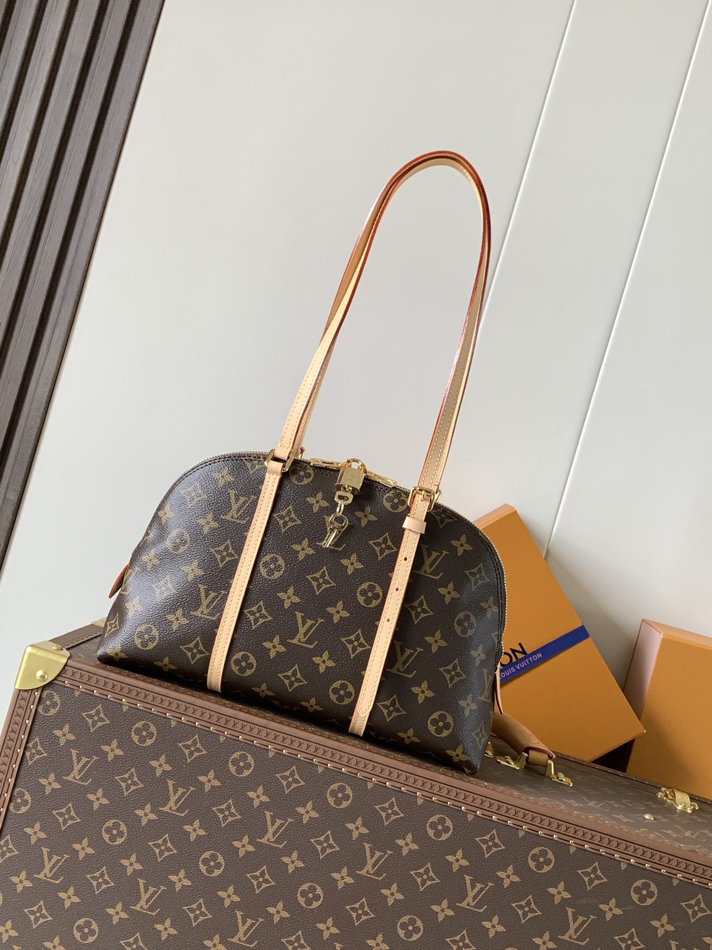 Louis Vuitton Squire手袋之名取自1934年標誌性Alma手袋的歷史原型 而全新的手袋造型正是從中汲取靈感