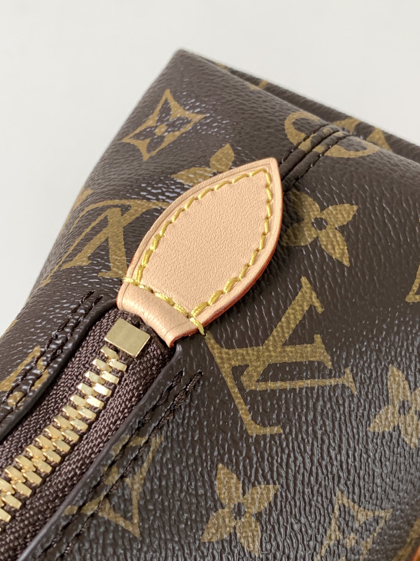 Louis Vuitton Squire手袋之名取自1934年標誌性Alma手袋的歷史原型 而全新的手袋造型正是從中汲取靈感