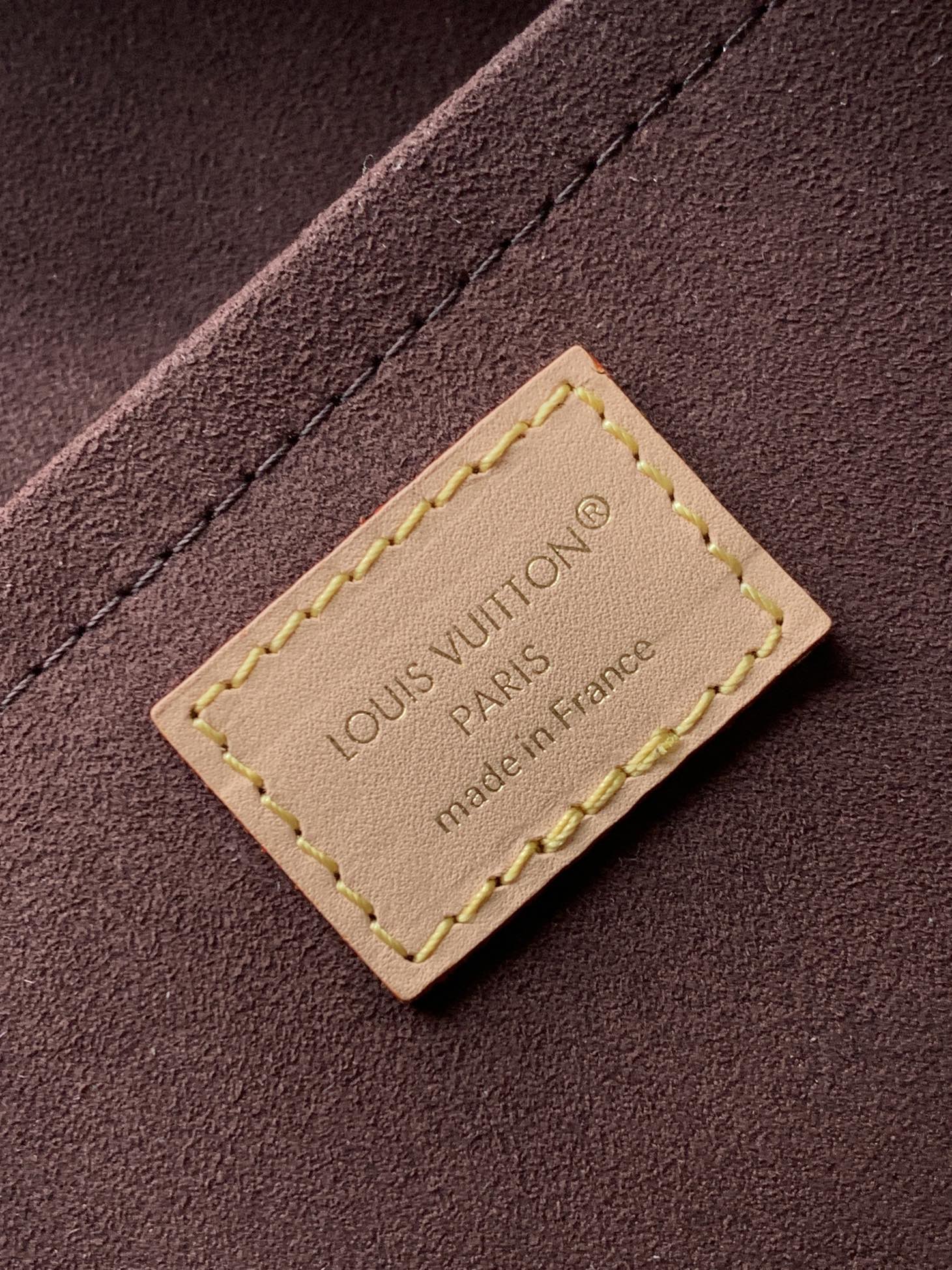 Louis Vuitton Squire手袋之名取自1934年標誌性Alma手袋的歷史原型 而全新的手袋造型正是從中汲取靈感