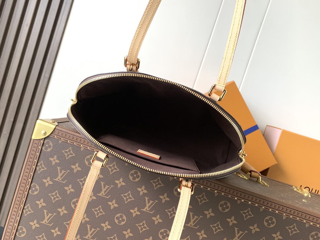 Louis Vuitton Squire手袋之名取自1934年標誌性Alma手袋的歷史原型 而全新的手袋造型正是從中汲取靈感