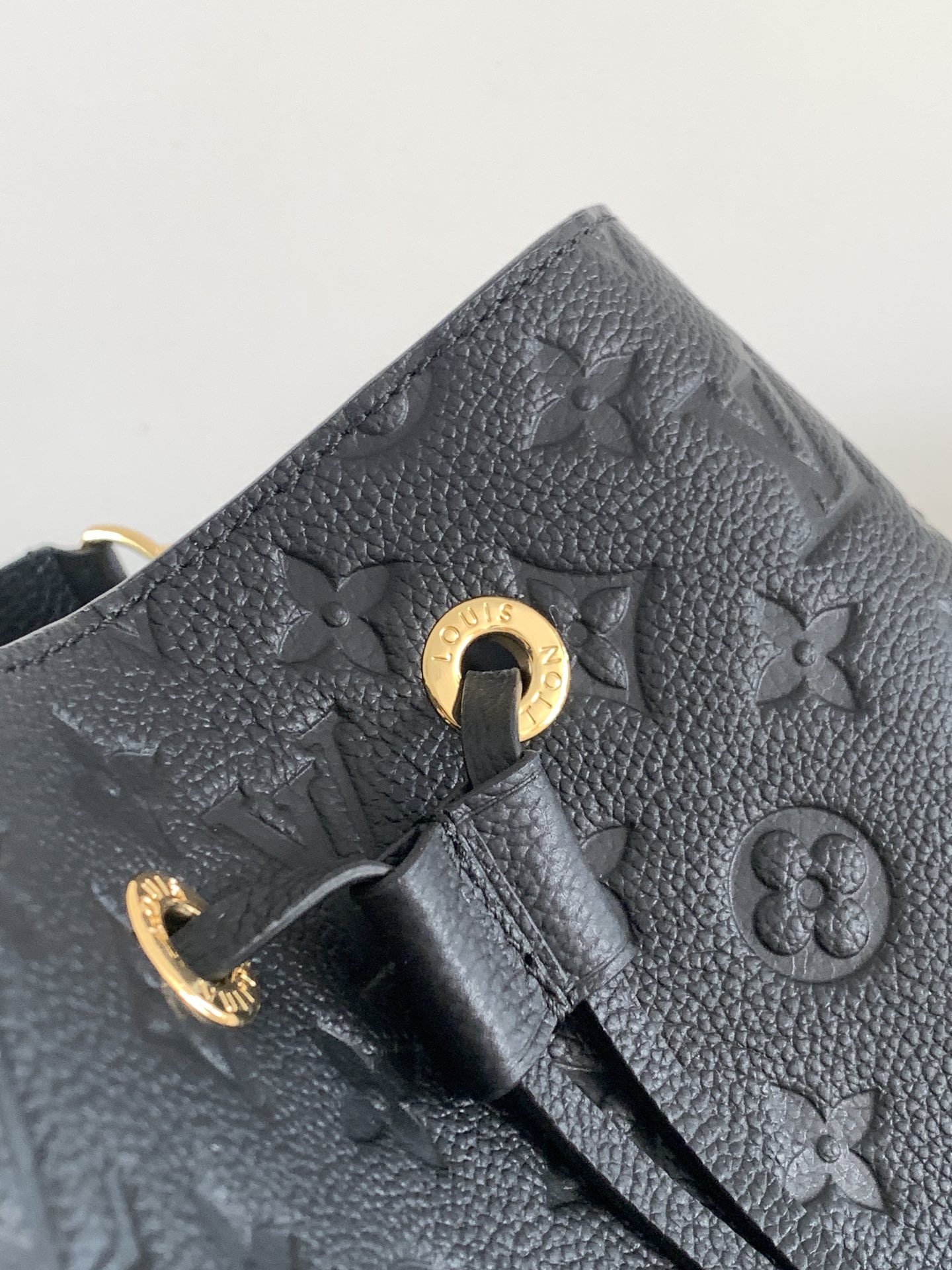 顶级原单，变码芯片M45256黑色 NéoNoé 中号水桶包取材 Monogram Empreinte 压纹皮革，在皮革
