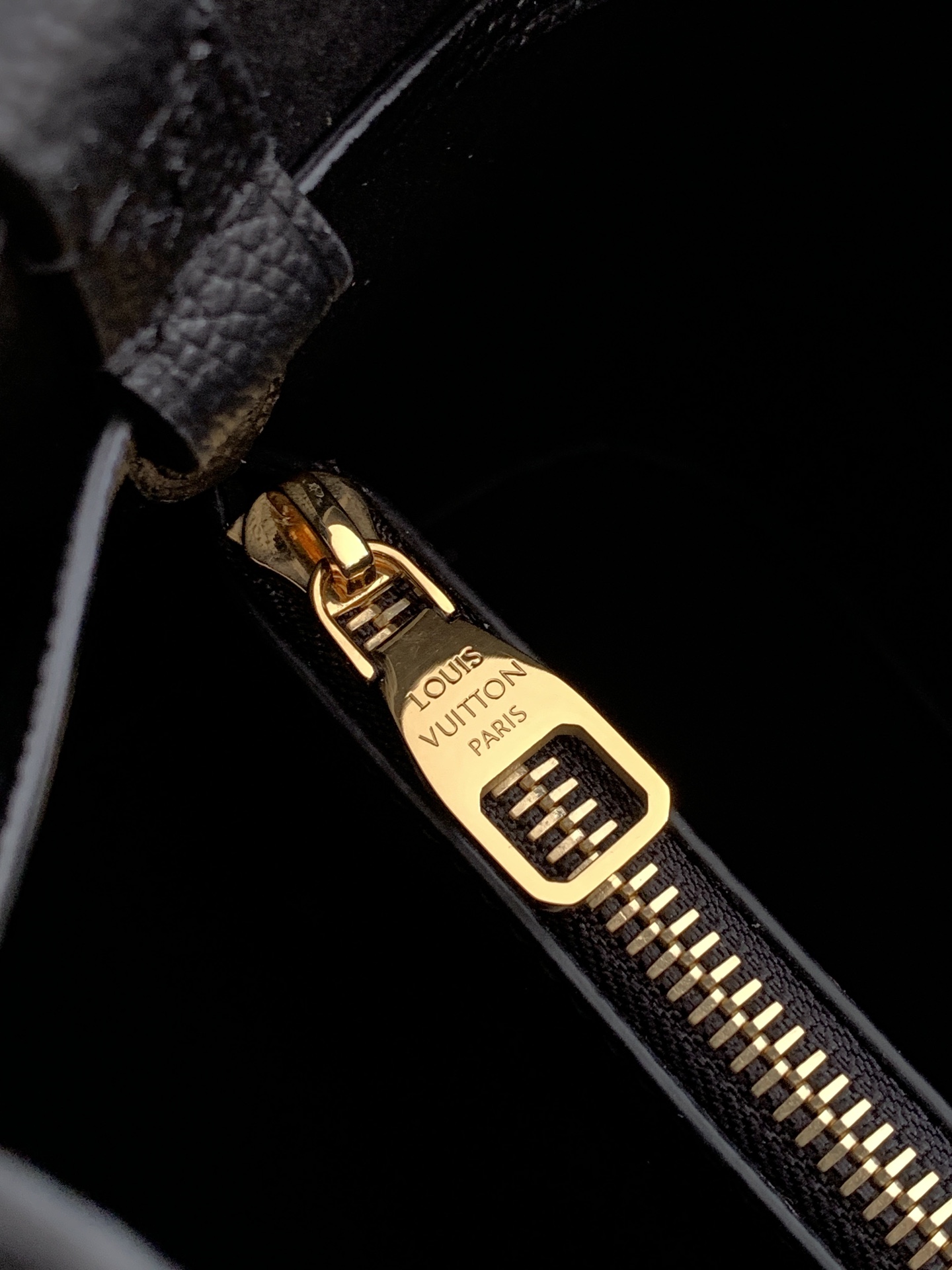 顶级原单，变码芯片M45256黑色 NéoNoé 中号水桶包取材 Monogram Empreinte 压纹皮革，在皮革