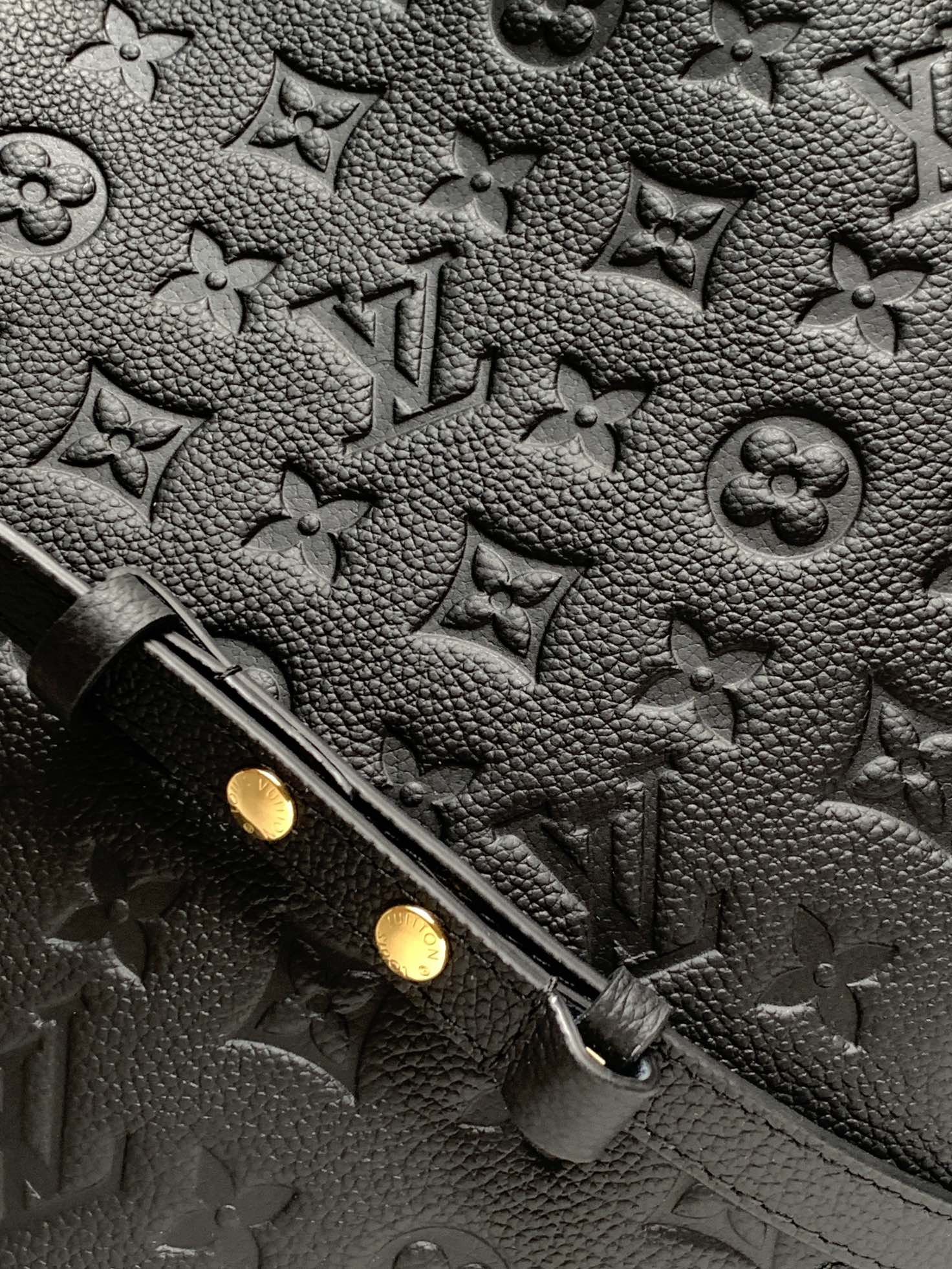顶级原单，变码芯片M45256黑色 NéoNoé 中号水桶包取材 Monogram Empreinte 压纹皮革，在皮革