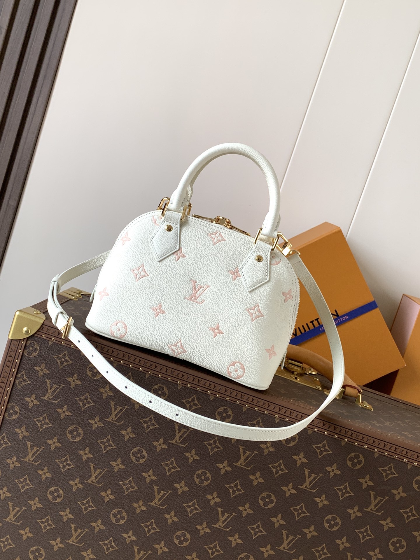 顶级原单，变码芯片M27574浅粉 本款 Alma BB 手袋取材 Monogram Empreinte 皮革，以雅致双