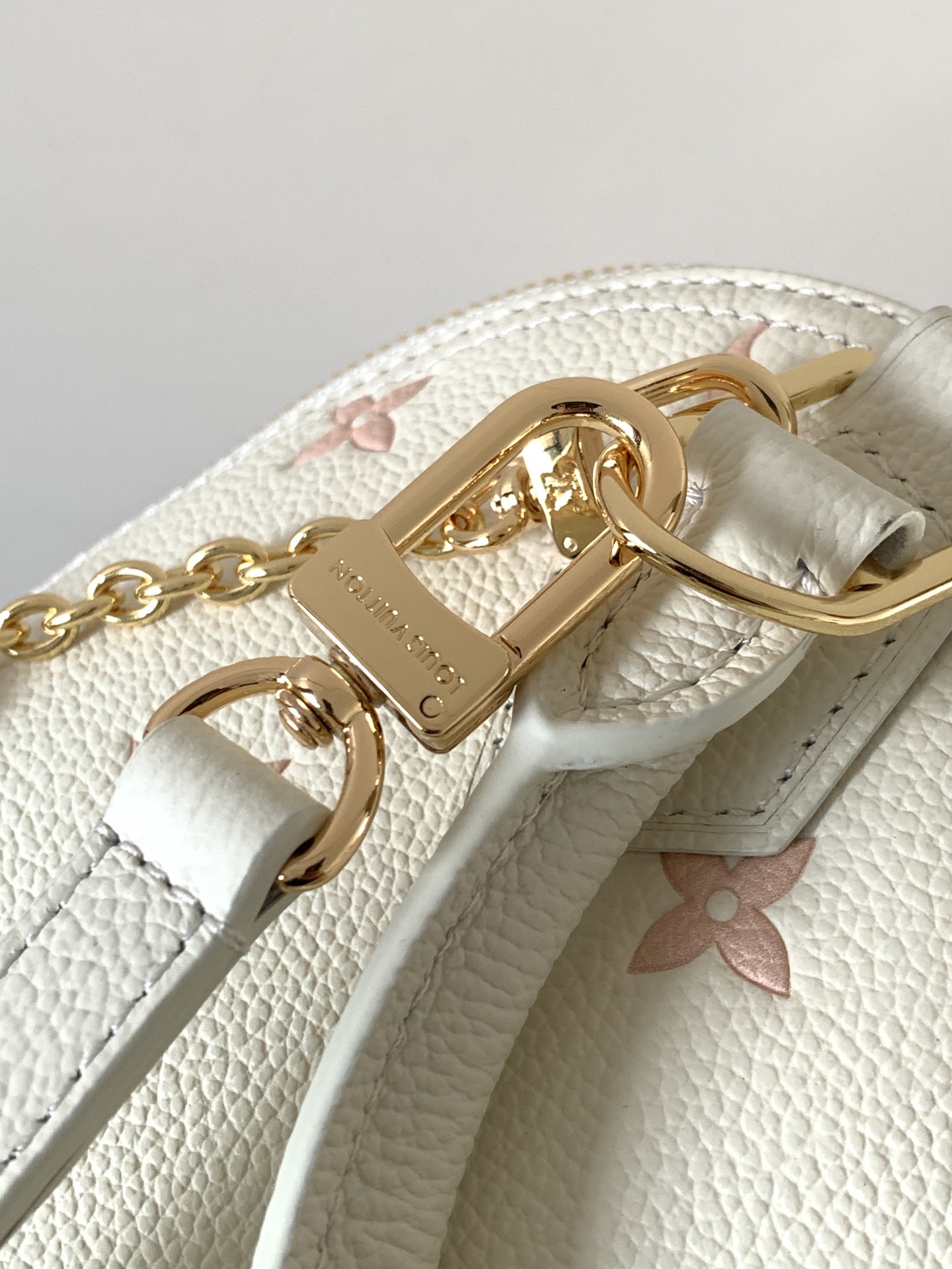 顶级原单，变码芯片M27574浅粉 本款 Alma BB 手袋取材 Monogram Empreinte 皮革，以雅致双