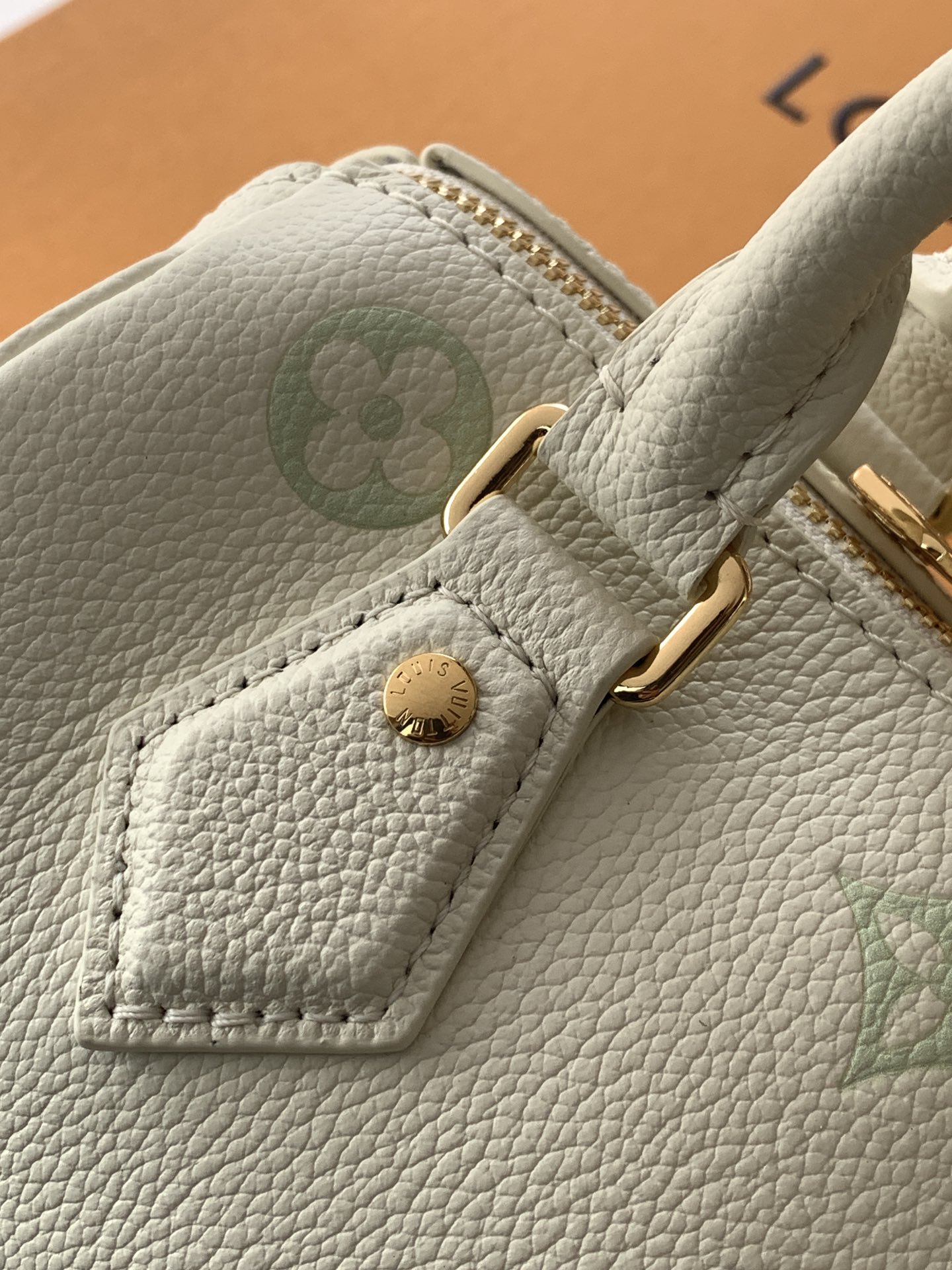 Louis Vuitton 這款Speedy Bandoulière 20以時尚的雙色配搭重新演繹 完美襯托各種造型