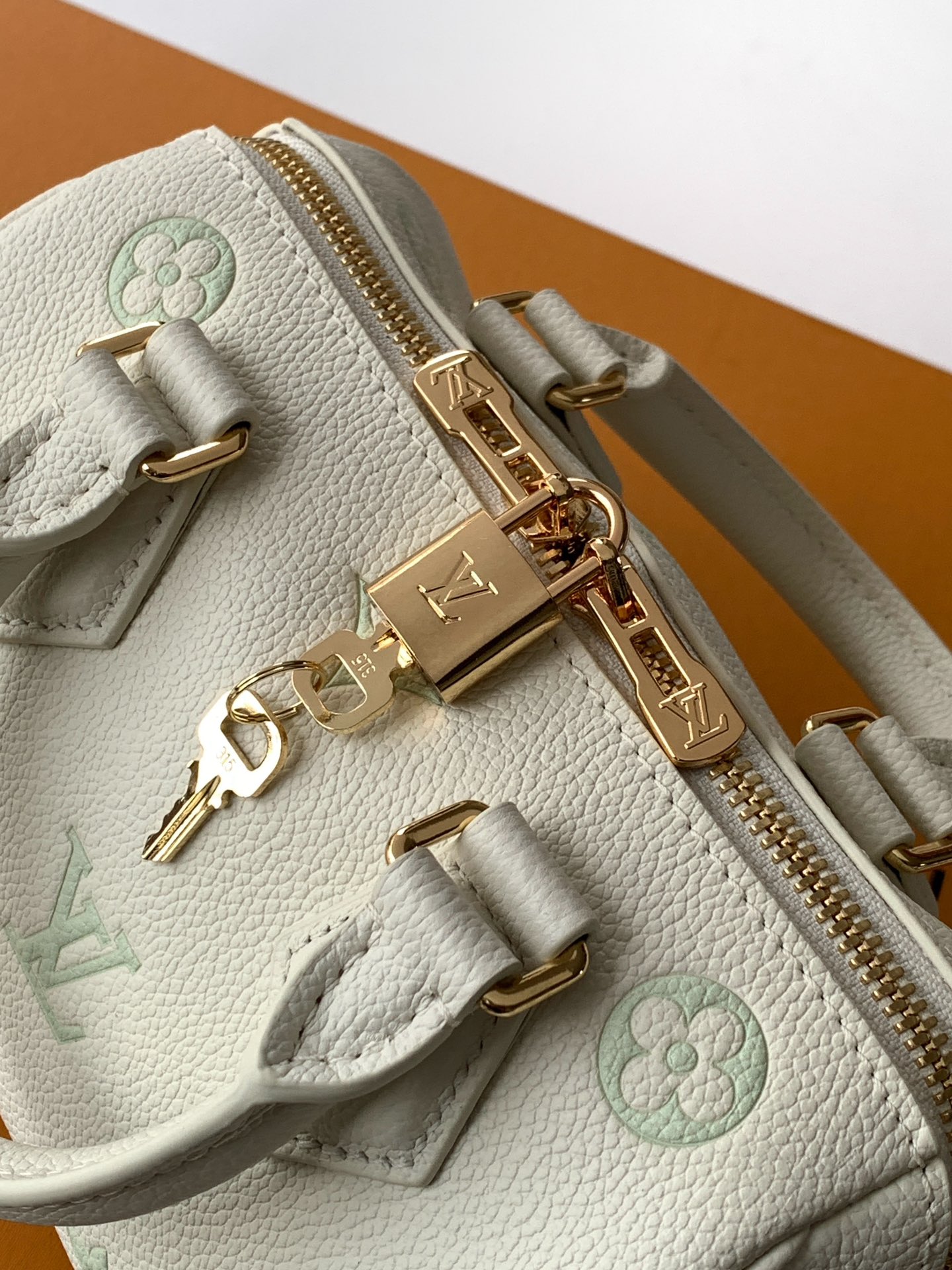 Louis Vuitton 這款Speedy Bandoulière 20以時尚的雙色配搭重新演繹 完美襯托各種造型