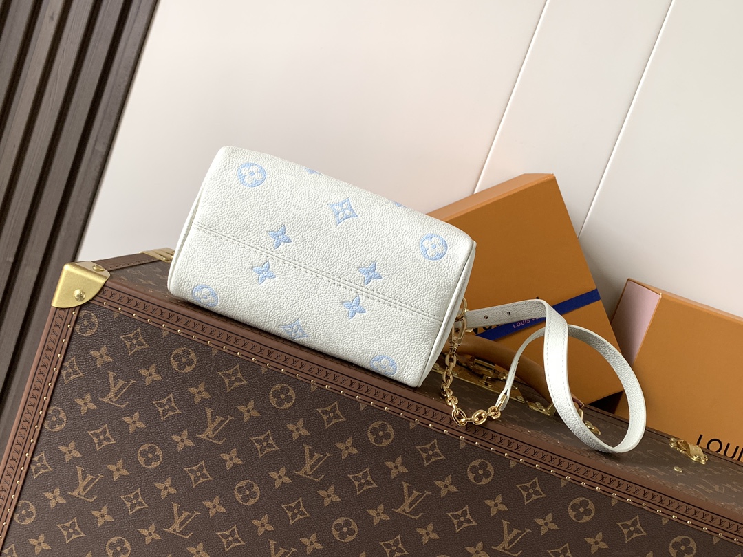Louis Vuitton 這款海盐蓝Speedy Bandoulière 20以時尚的雙色配搭重新演繹 完美襯托各種造型