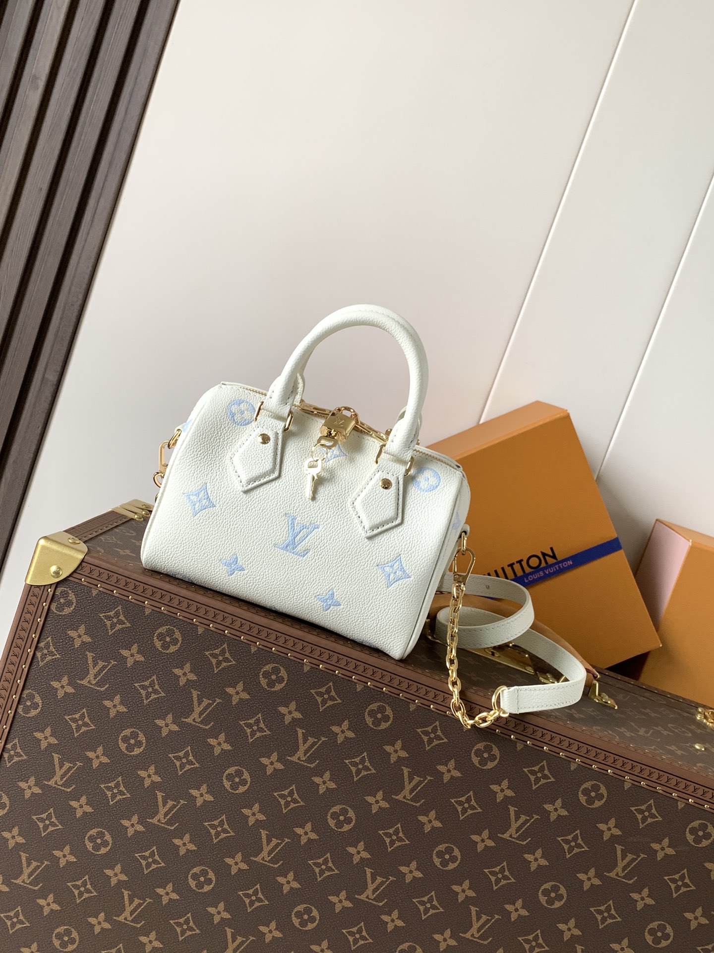 Louis Vuitton 這款海盐蓝Speedy Bandoulière 20以時尚的雙色配搭重新演繹 完美襯托各種造型