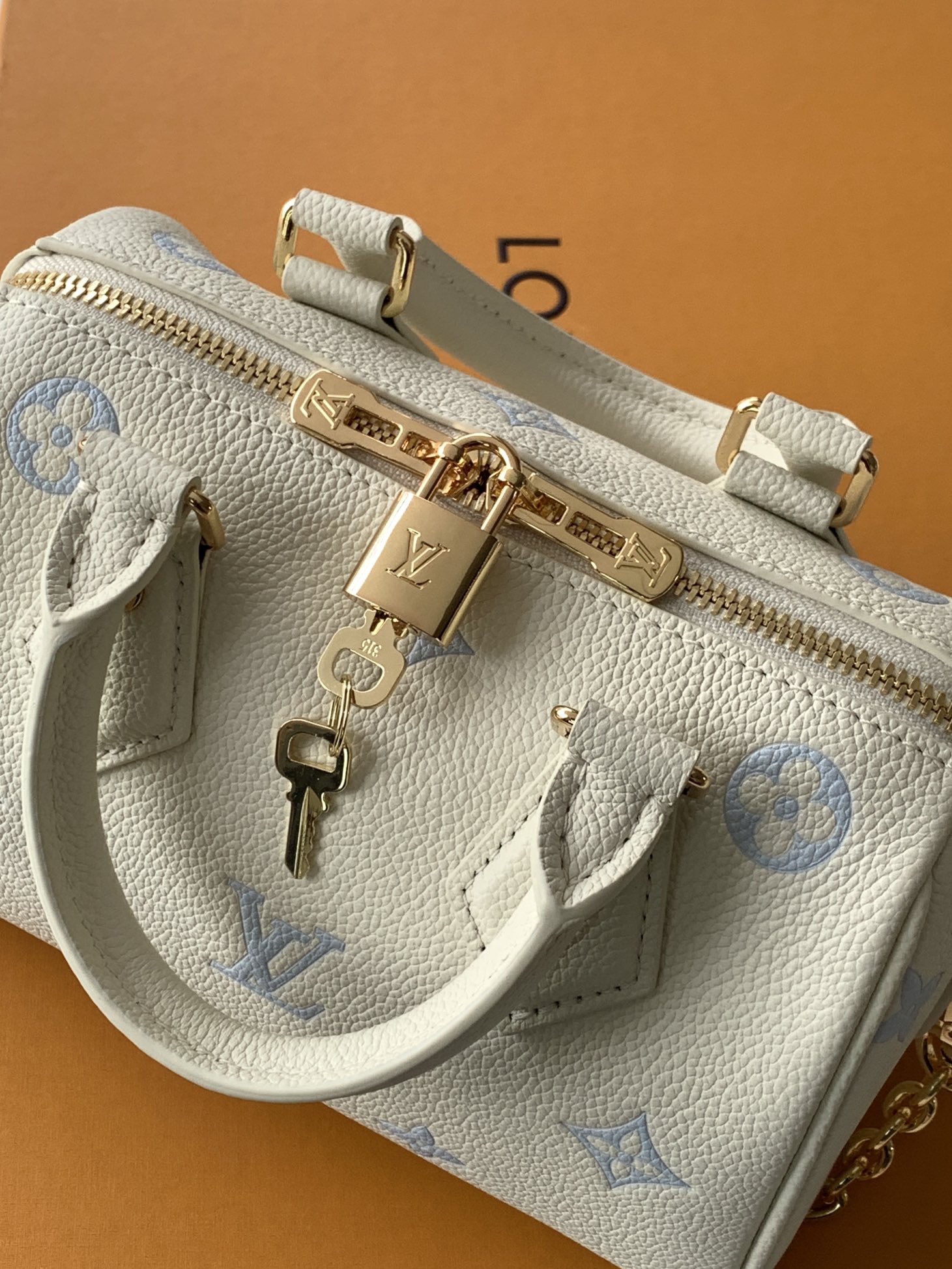 Louis Vuitton 這款海盐蓝Speedy Bandoulière 20以時尚的雙色配搭重新演繹 完美襯托各種造型