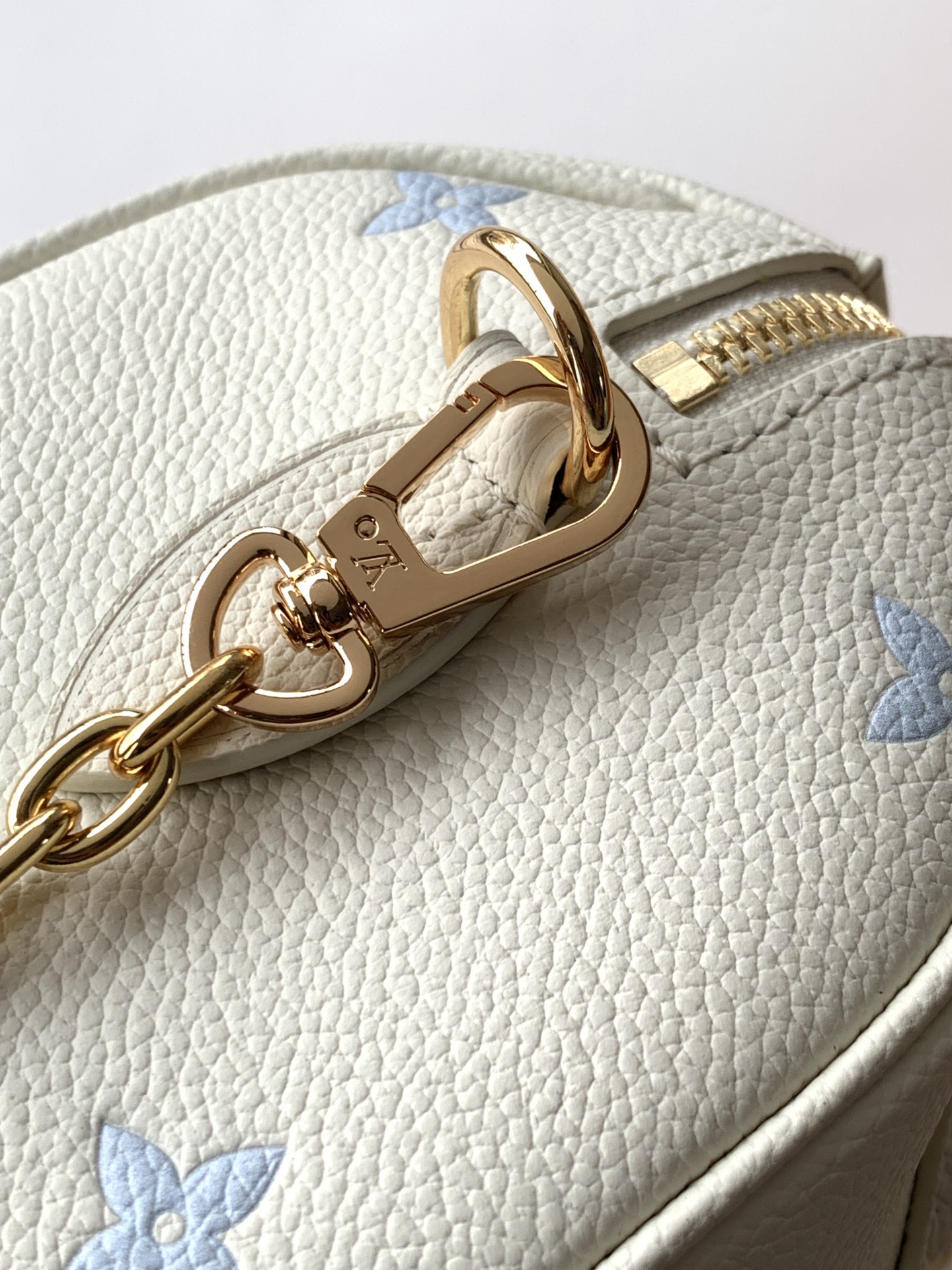 Louis Vuitton 這款海盐蓝Speedy Bandoulière 20以時尚的雙色配搭重新演繹 完美襯托各種造型