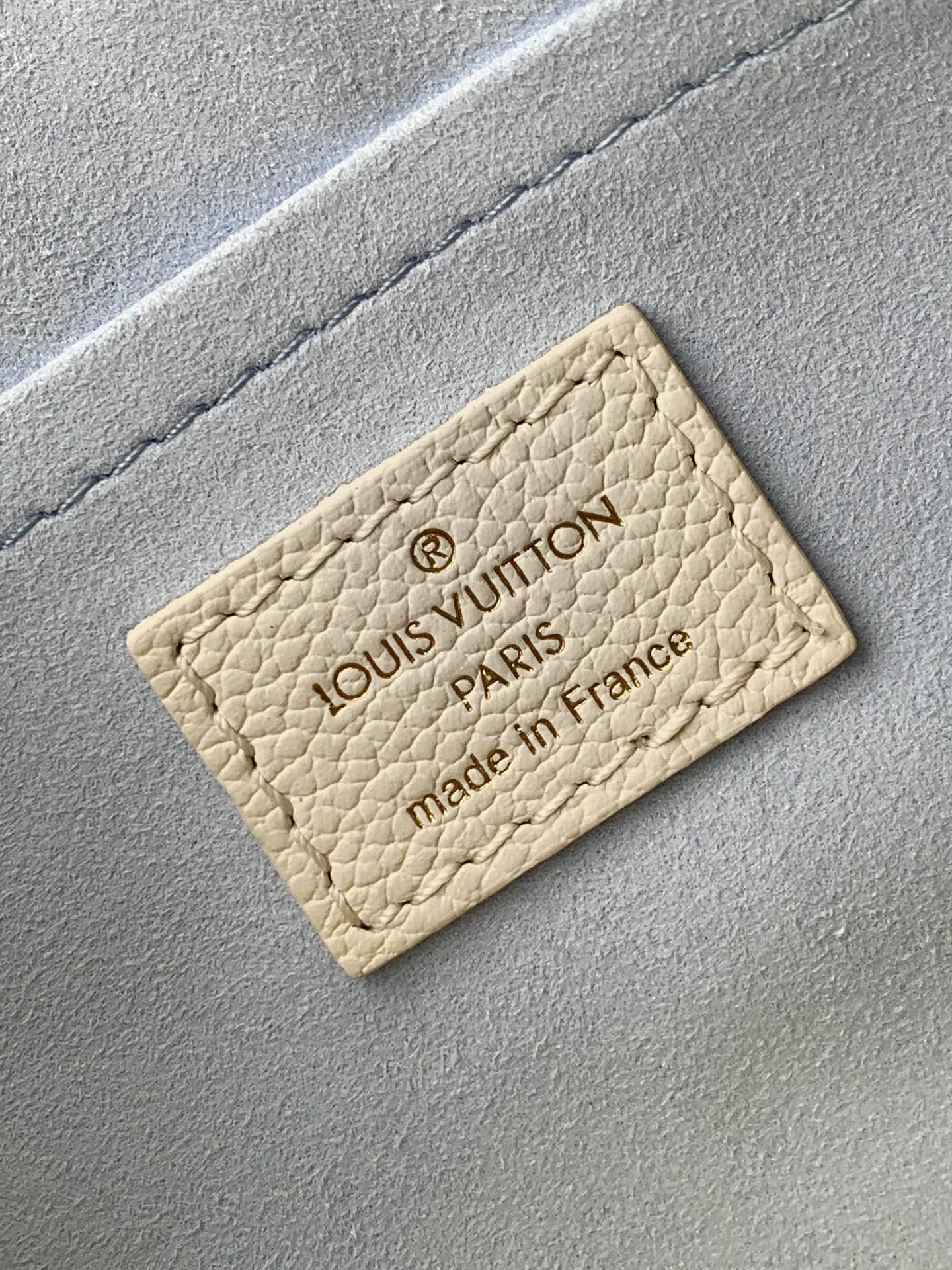 Louis Vuitton 這款海盐蓝Speedy Bandoulière 20以時尚的雙色配搭重新演繹 完美襯托各種造型