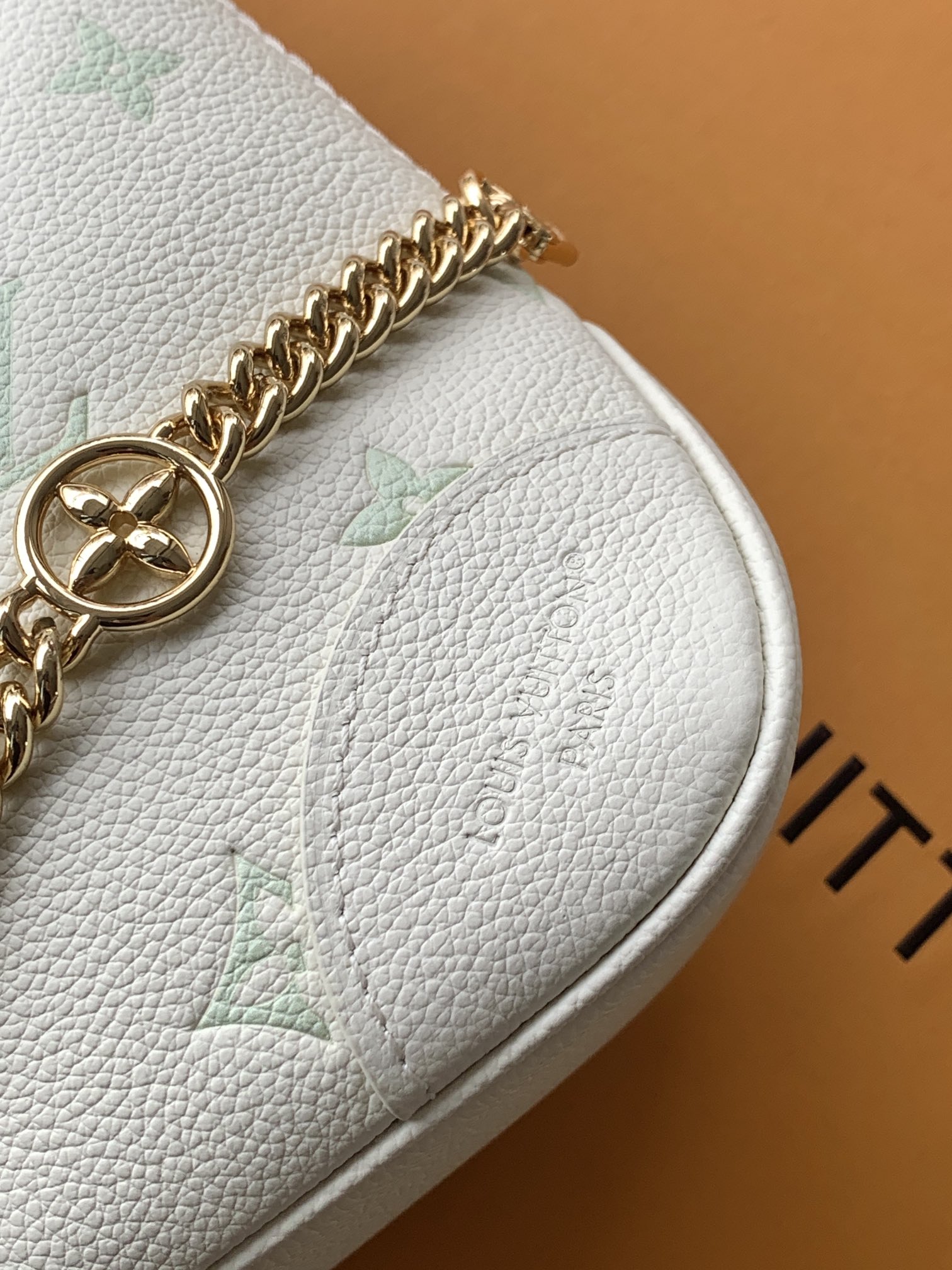 Louis Vuitton 路易威登以夢幻的雙色組合這款為Boulogne手袋帶來優雅與現代風格的完美平衡 袋款以Milky白色及綠色皮革精心製作