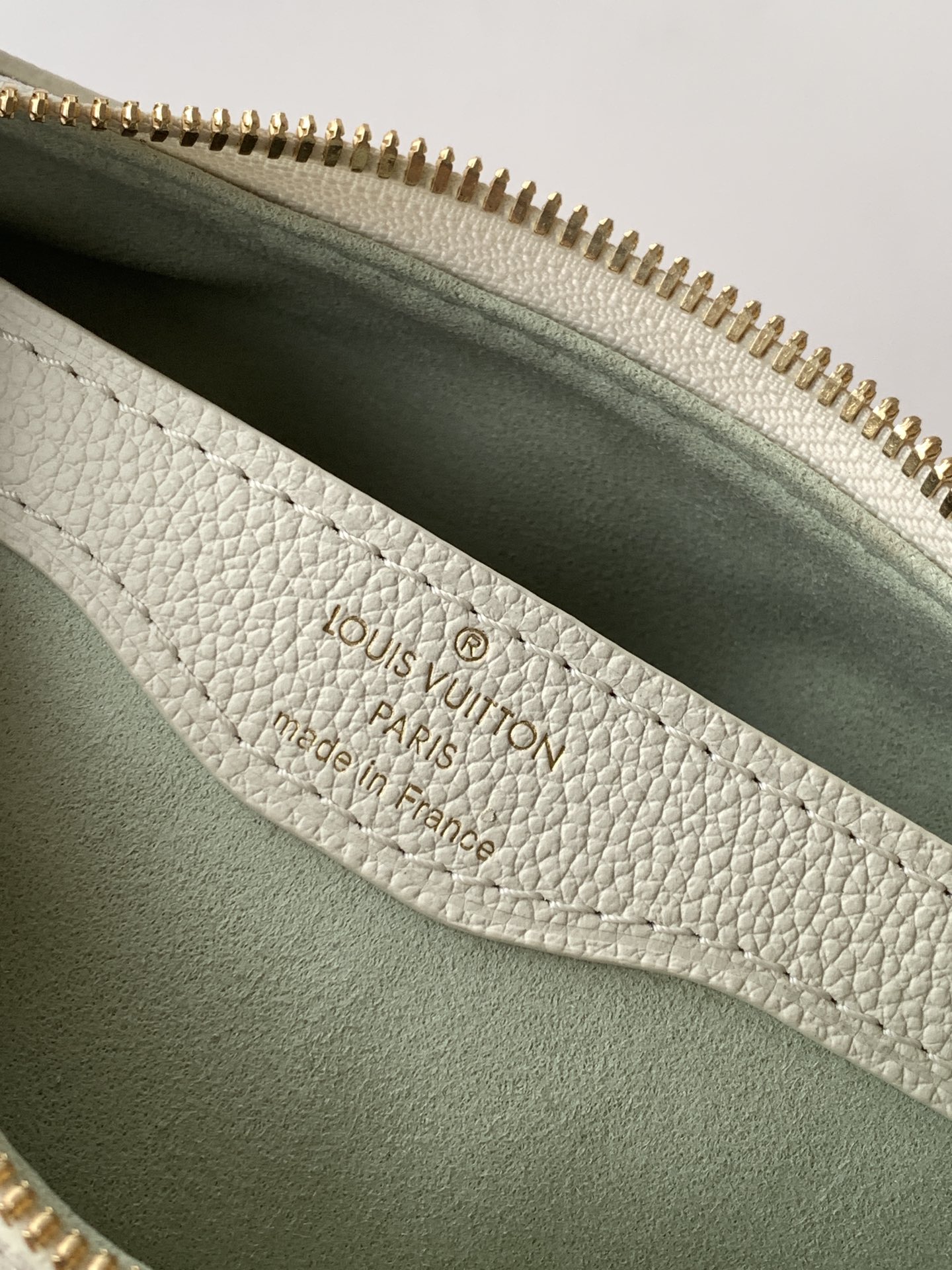 Louis Vuitton 路易威登以夢幻的雙色組合這款為Boulogne手袋帶來優雅與現代風格的完美平衡 袋款以Milky白色及綠色皮革精心製作