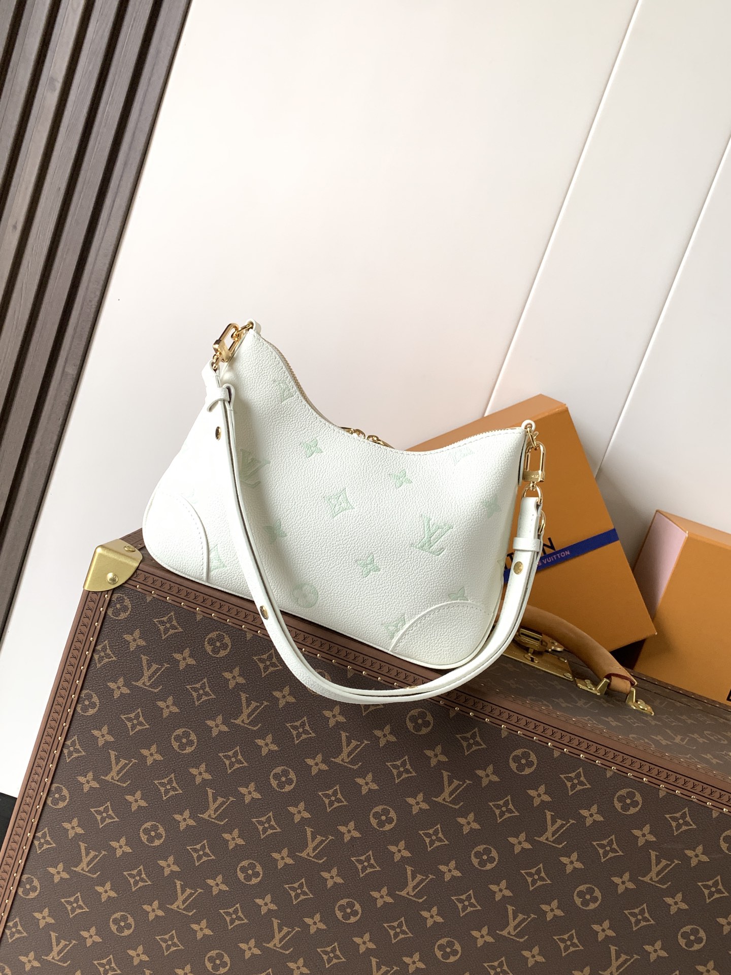 Louis Vuitton 路易威登以夢幻的雙色組合這款為Boulogne手袋帶來優雅與現代風格的完美平衡 袋款以Milky白色及綠色皮革精心製作
