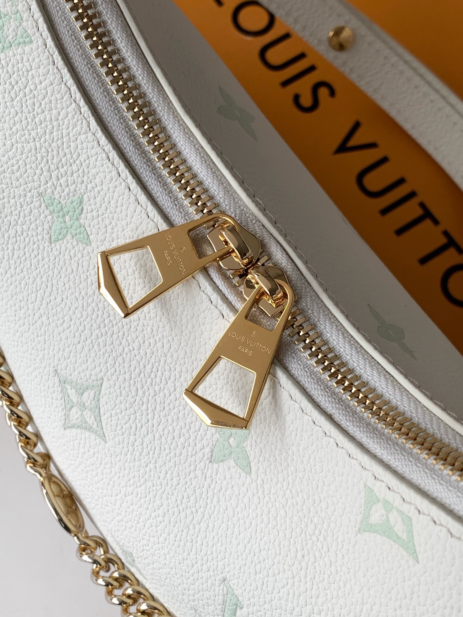 Louis Vuitton 路易威登以夢幻的雙色組合這款為Boulogne手袋帶來優雅與現代風格的完美平衡 袋款以Milky白色及綠色皮革精心製作
