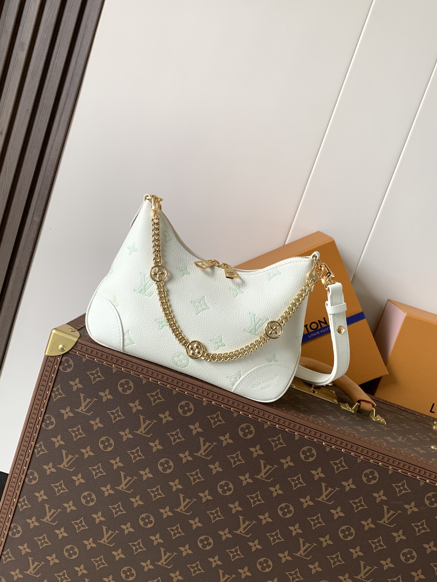 Louis Vuitton 路易威登以夢幻的雙色組合這款為Boulogne手袋帶來優雅與現代風格的完美平衡 袋款以Milky白色及綠色皮革精心製作
