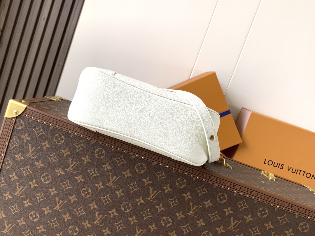 Louis Vuitton 路易威登以夢幻的雙色組合這款為Boulogne手袋帶來優雅與現代風格的完美平衡 袋款以Milky白色及綠色皮革精心製作