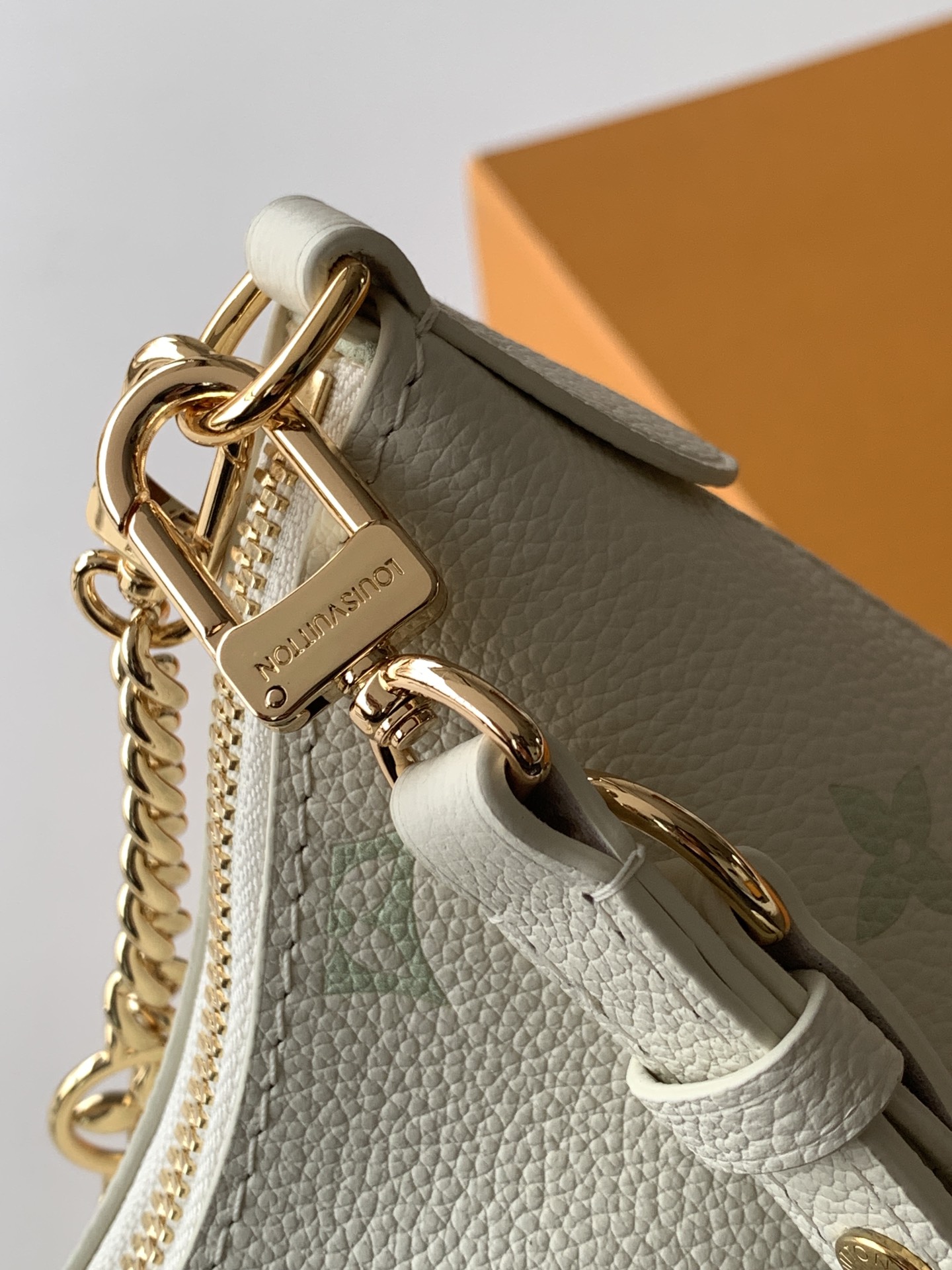 Louis Vuitton 路易威登以夢幻的雙色組合這款為Boulogne手袋帶來優雅與現代風格的完美平衡 袋款以Milky白色及綠色皮革精心製作