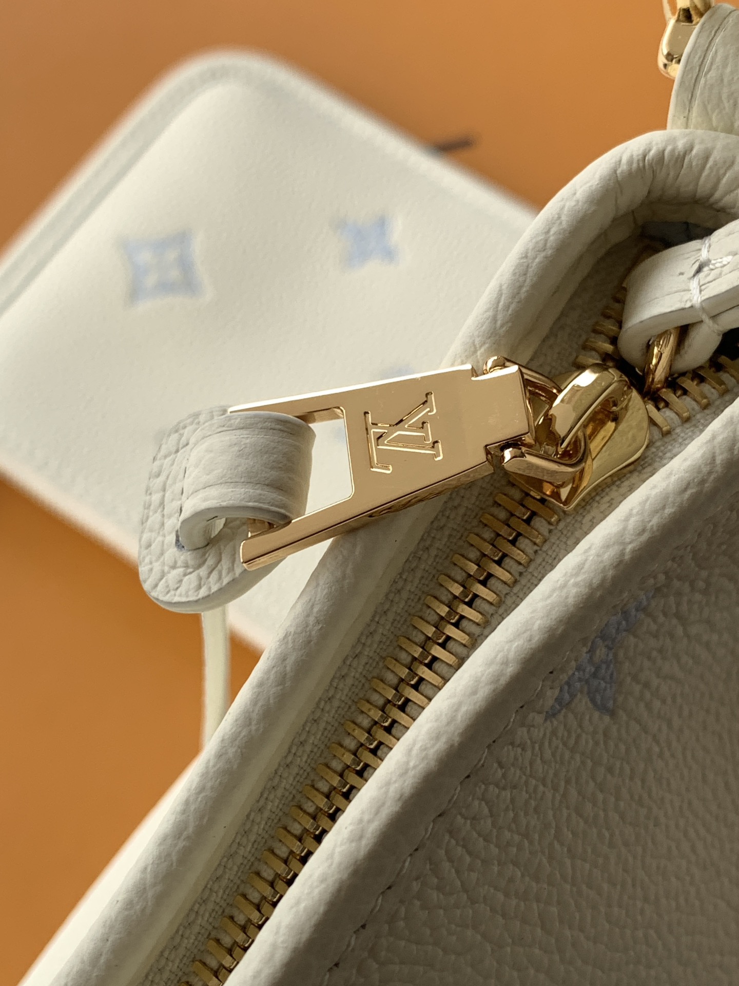 Louis Vuitton 這款CarryAll PM是都市週末的理想配飾 設計容量充裕 不僅可收納日常必需品