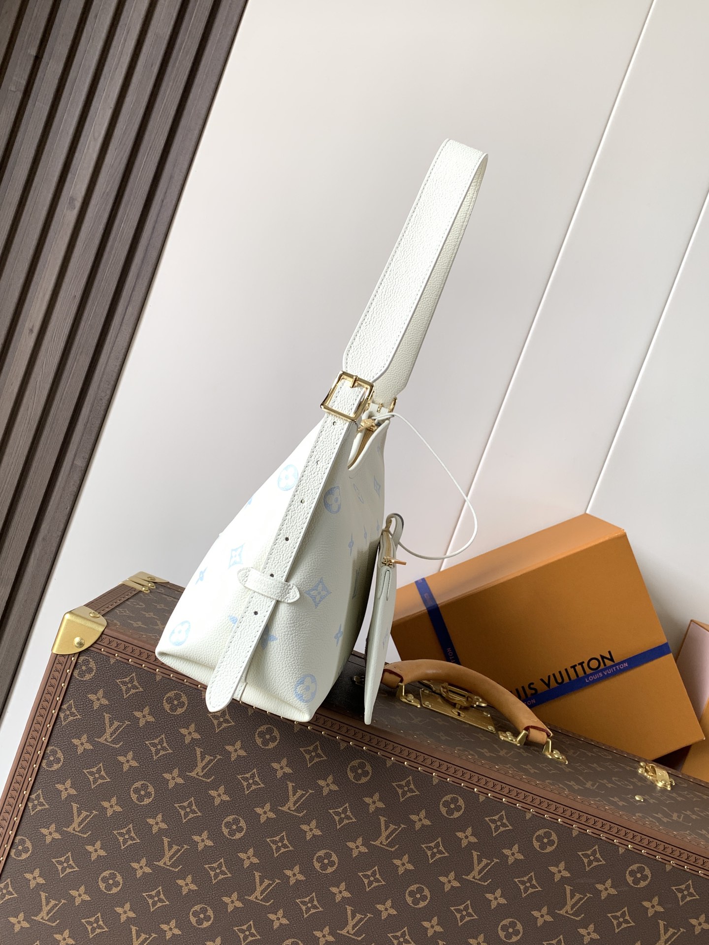 Louis Vuitton 這款CarryAll PM是都市週末的理想配飾 設計容量充裕 不僅可收納日常必需品