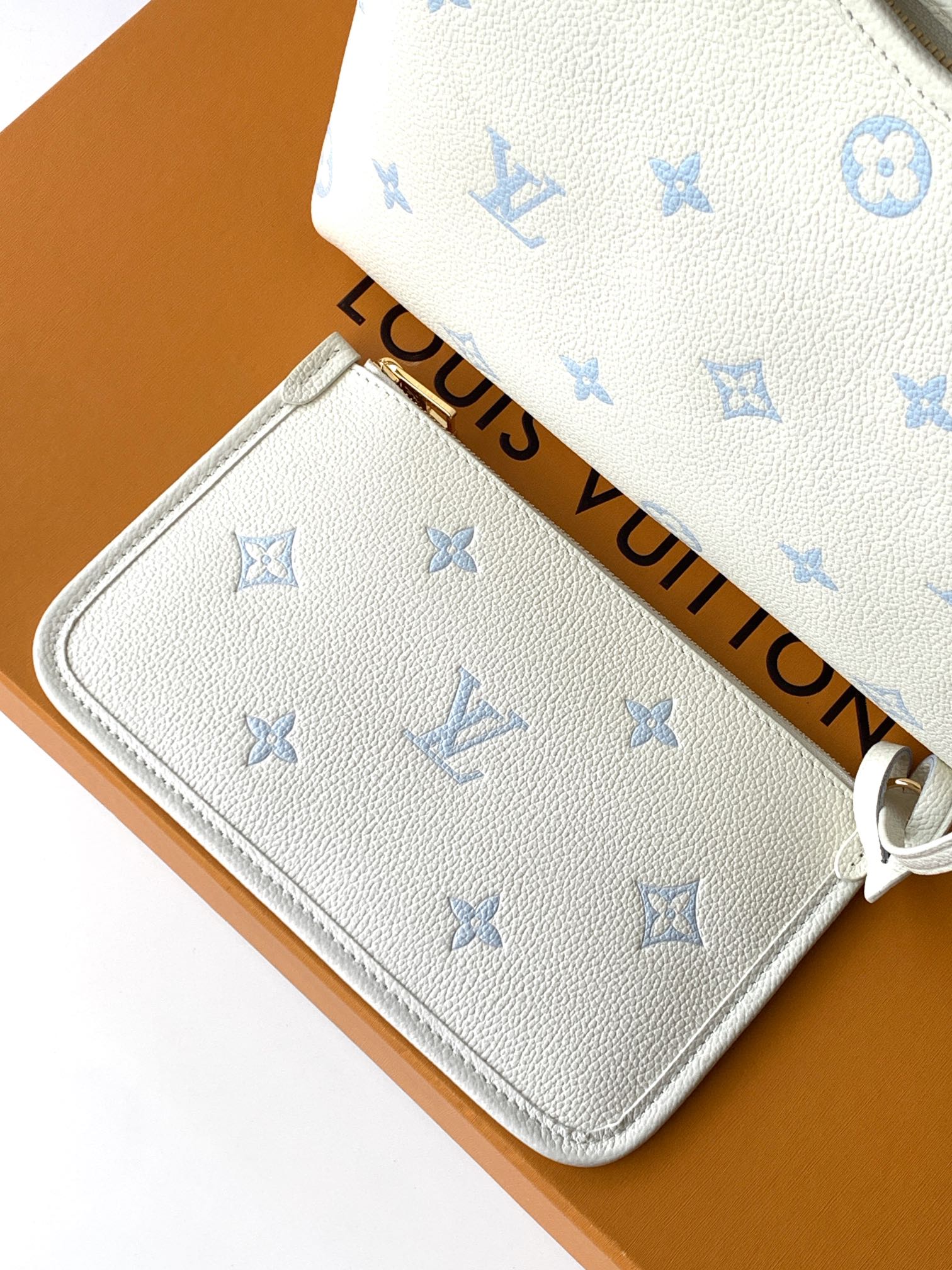 Louis Vuitton 這款CarryAll PM是都市週末的理想配飾 設計容量充裕 不僅可收納日常必需品
