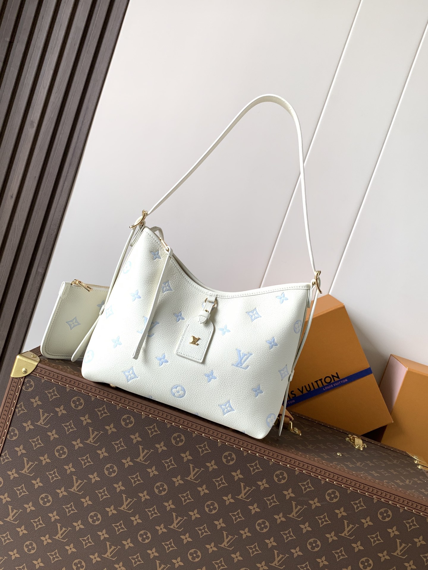 Louis Vuitton 這款CarryAll PM是都市週末的理想配飾 設計容量充裕 不僅可收納日常必需品