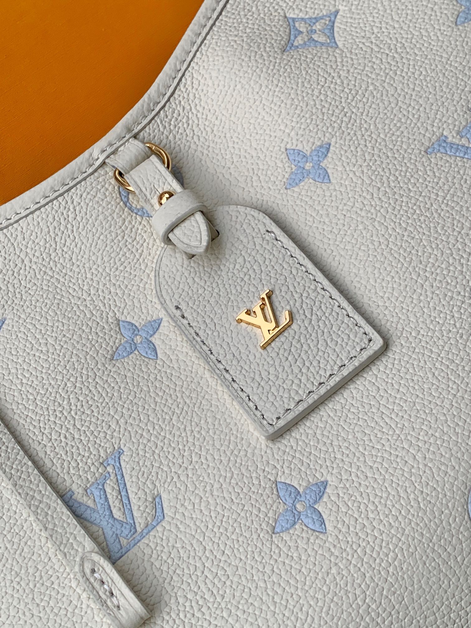 Louis Vuitton 這款CarryAll PM是都市週末的理想配飾 設計容量充裕 不僅可收納日常必需品