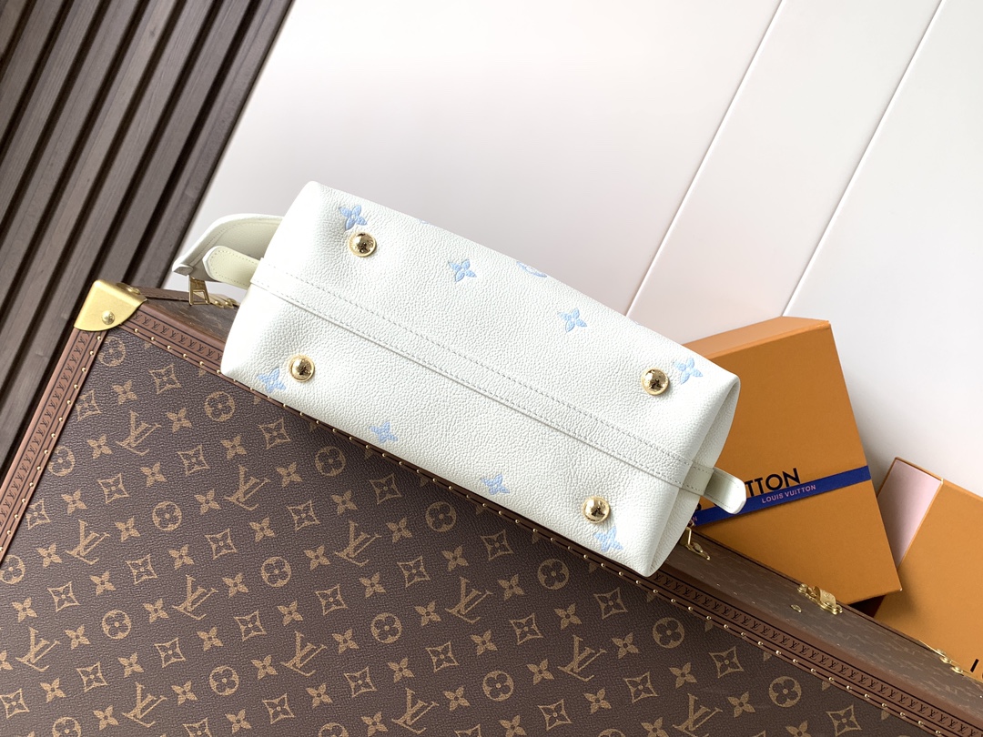 Louis Vuitton 這款CarryAll PM是都市週末的理想配飾 設計容量充裕 不僅可收納日常必需品