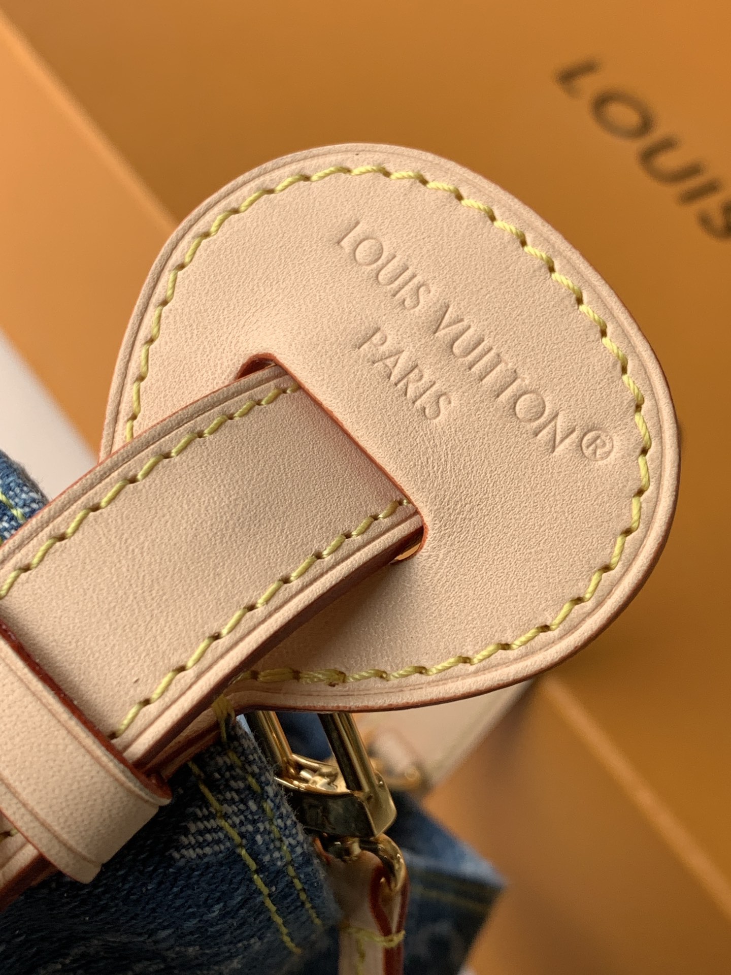 Louis Vuitton 本款 Denim Rendez-Vous 系列 All In BB 手袋携明快色调焕新亮相