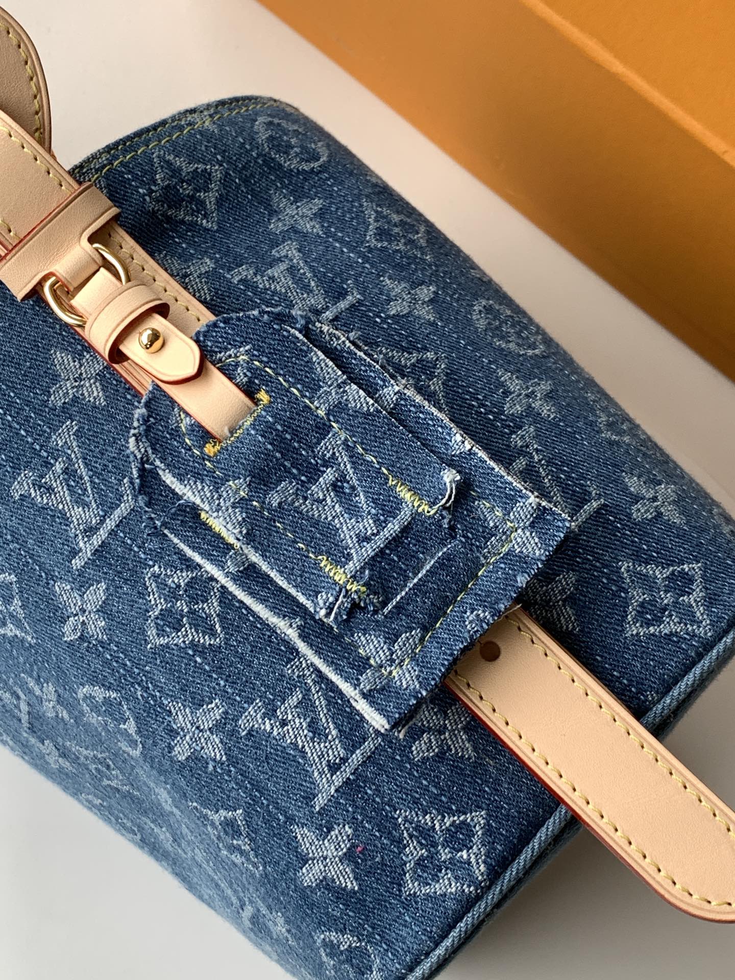 Louis Vuitton 本款 Denim Rendez-Vous 系列 All In BB 手袋携明快色调焕新亮相