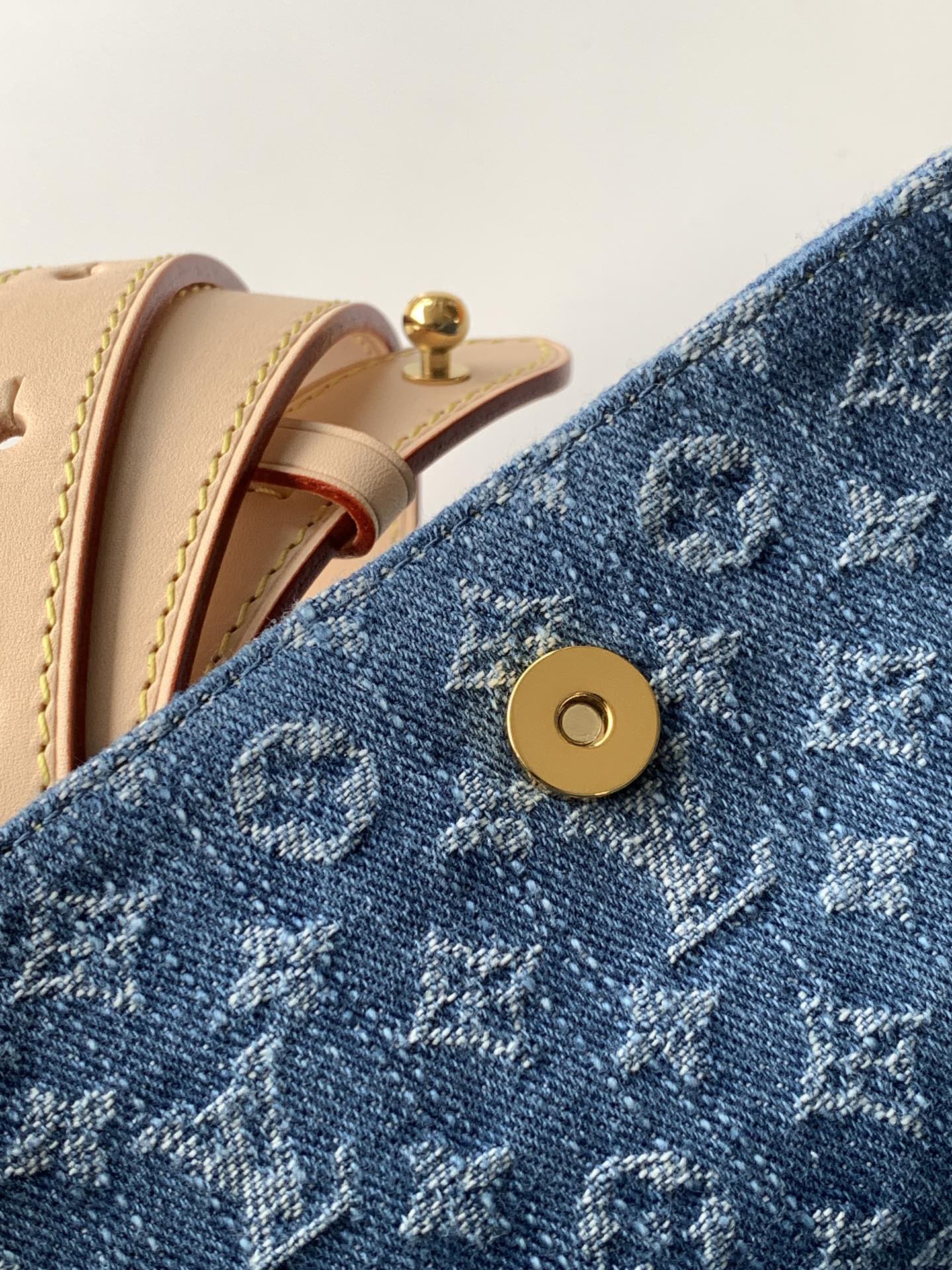 Louis Vuitton 本款 Denim Rendez-Vous 系列 All In BB 手袋携明快色调焕新亮相