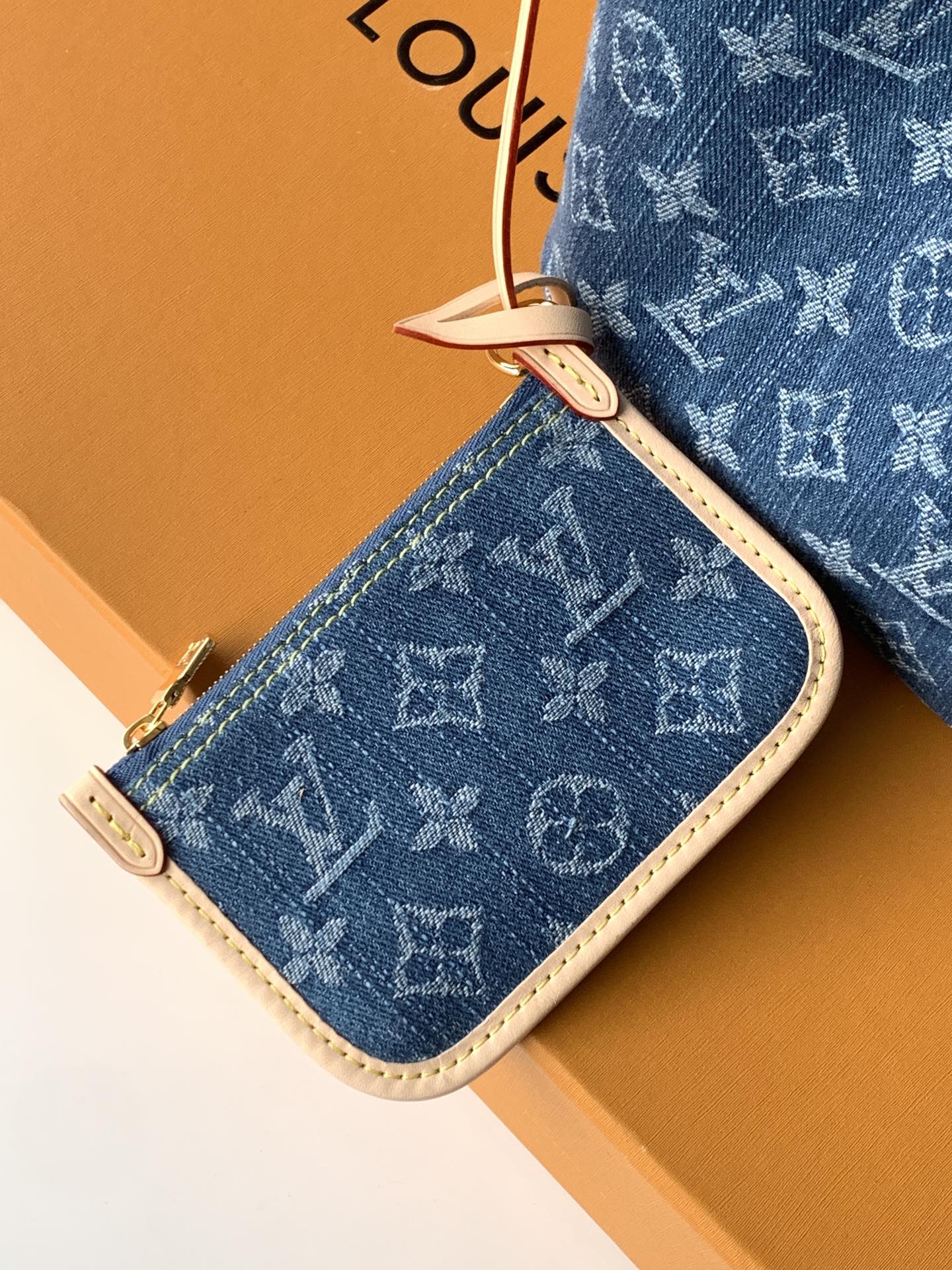 Louis Vuitton 本款 Denim Rendez-Vous 系列 All In BB 手袋携明快色调焕新亮相
