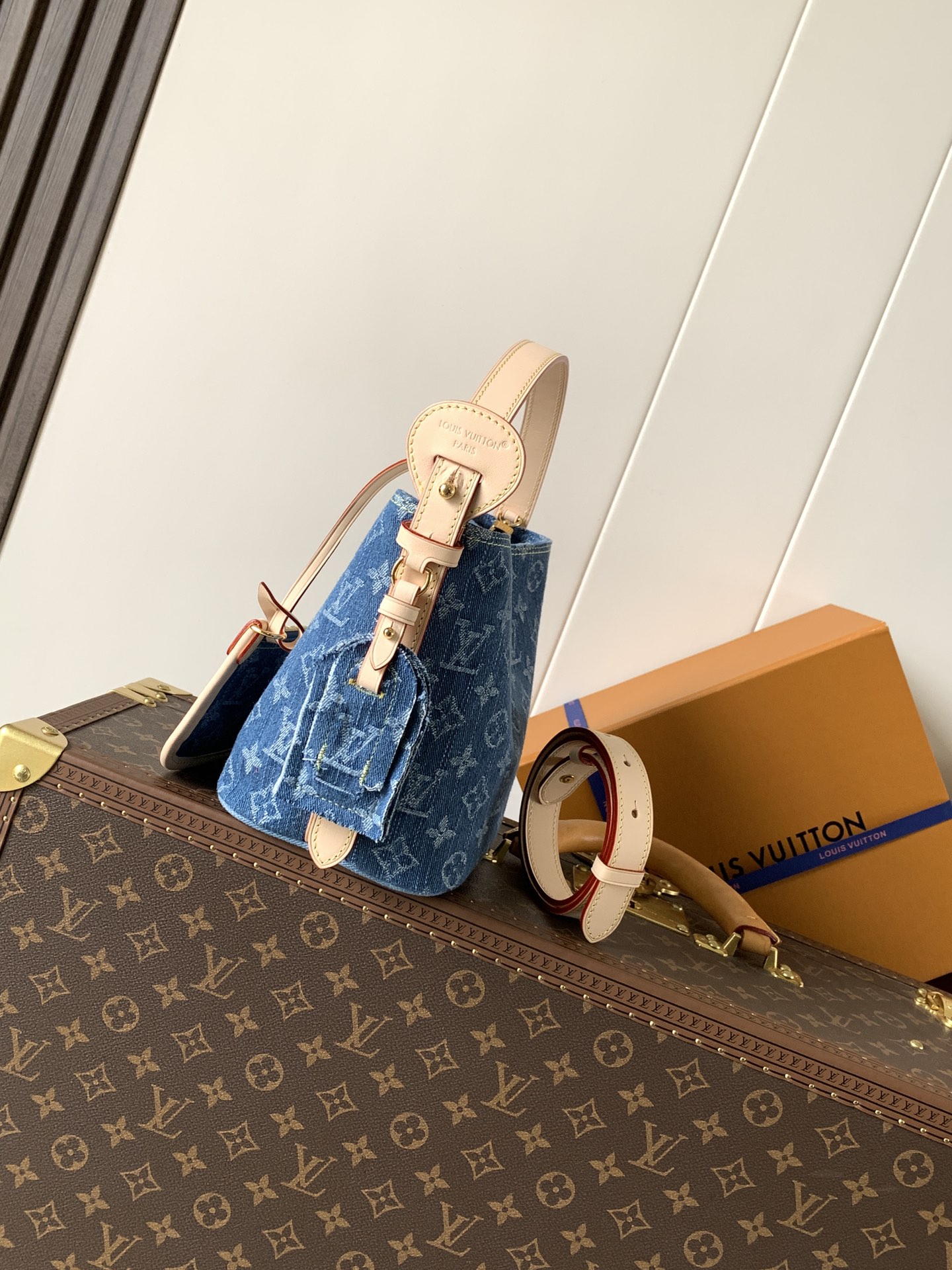 Louis Vuitton 本款 Denim Rendez-Vous 系列 All In BB 手袋携明快色调焕新亮相
