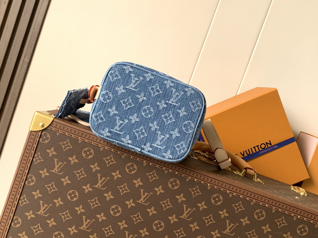 Louis Vuitton 本款 Denim Rendez-Vous 系列 All In BB 手袋携明快色调焕新亮相