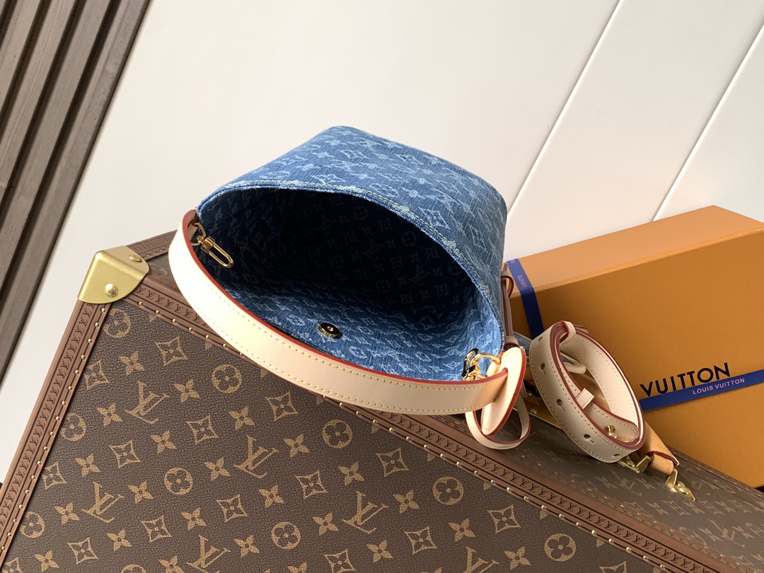 Louis Vuitton 本款 Denim Rendez-Vous 系列 All In BB 手袋携明快色调焕新亮相