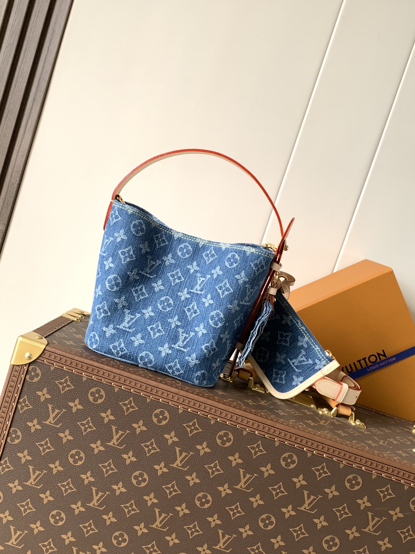Louis Vuitton 本款 Denim Rendez-Vous 系列 All In BB 手袋携明快色调焕新亮相