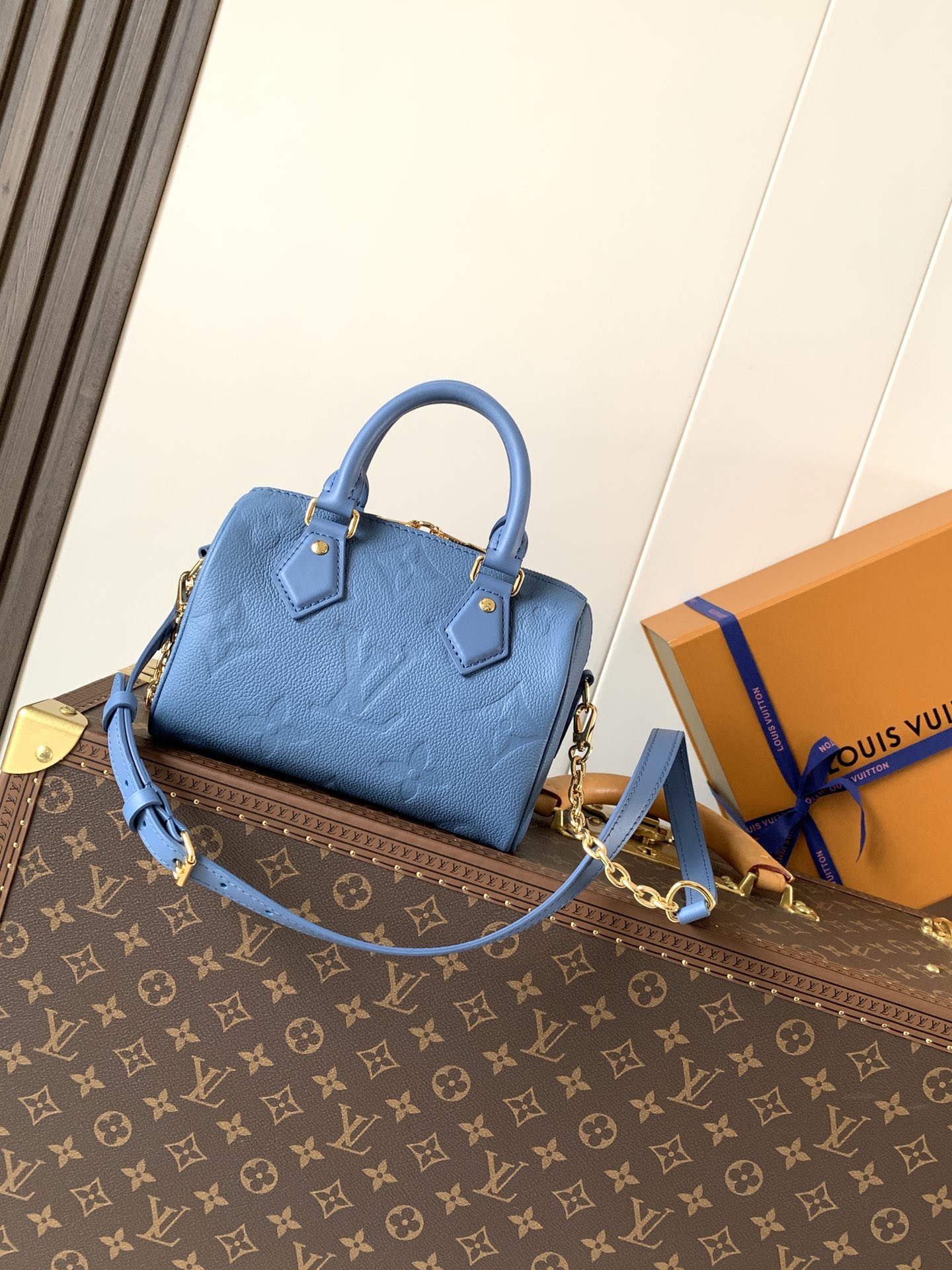 Louis Vuitton 本款 Speedy Bandoulière 20 手袋为 Monogram Empreinte 皮革渲染雅致色调