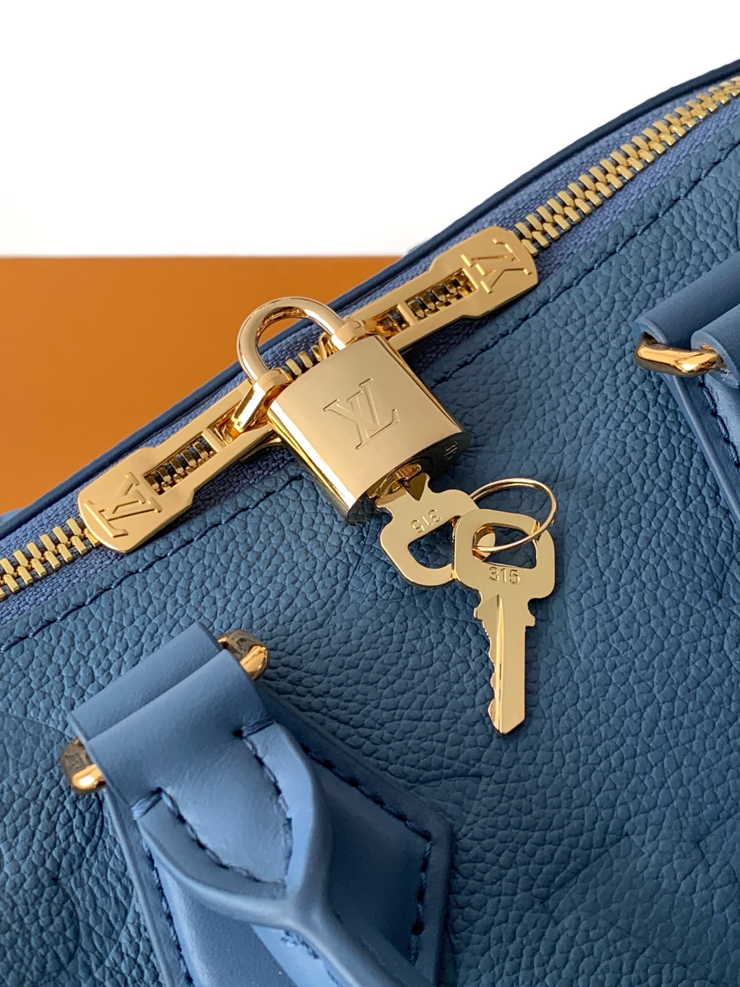 Louis Vuitton 本款 Speedy Bandoulière 20 手袋为 Monogram Empreinte 皮革渲染雅致色调