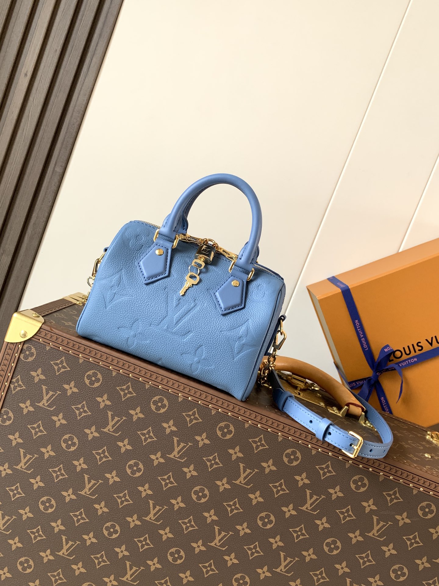 Louis Vuitton 本款 Speedy Bandoulière 20 手袋为 Monogram Empreinte 皮革渲染雅致色调