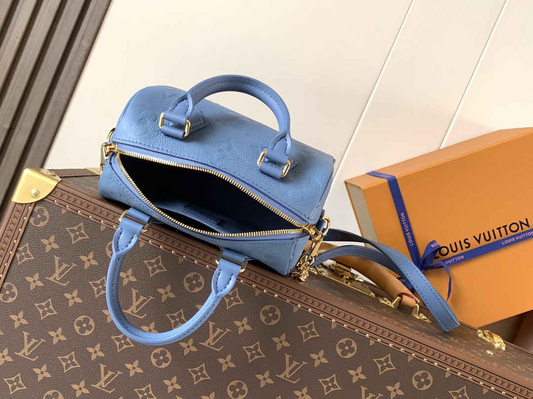 Louis Vuitton 本款 Speedy Bandoulière 20 手袋为 Monogram Empreinte 皮革渲染雅致色调