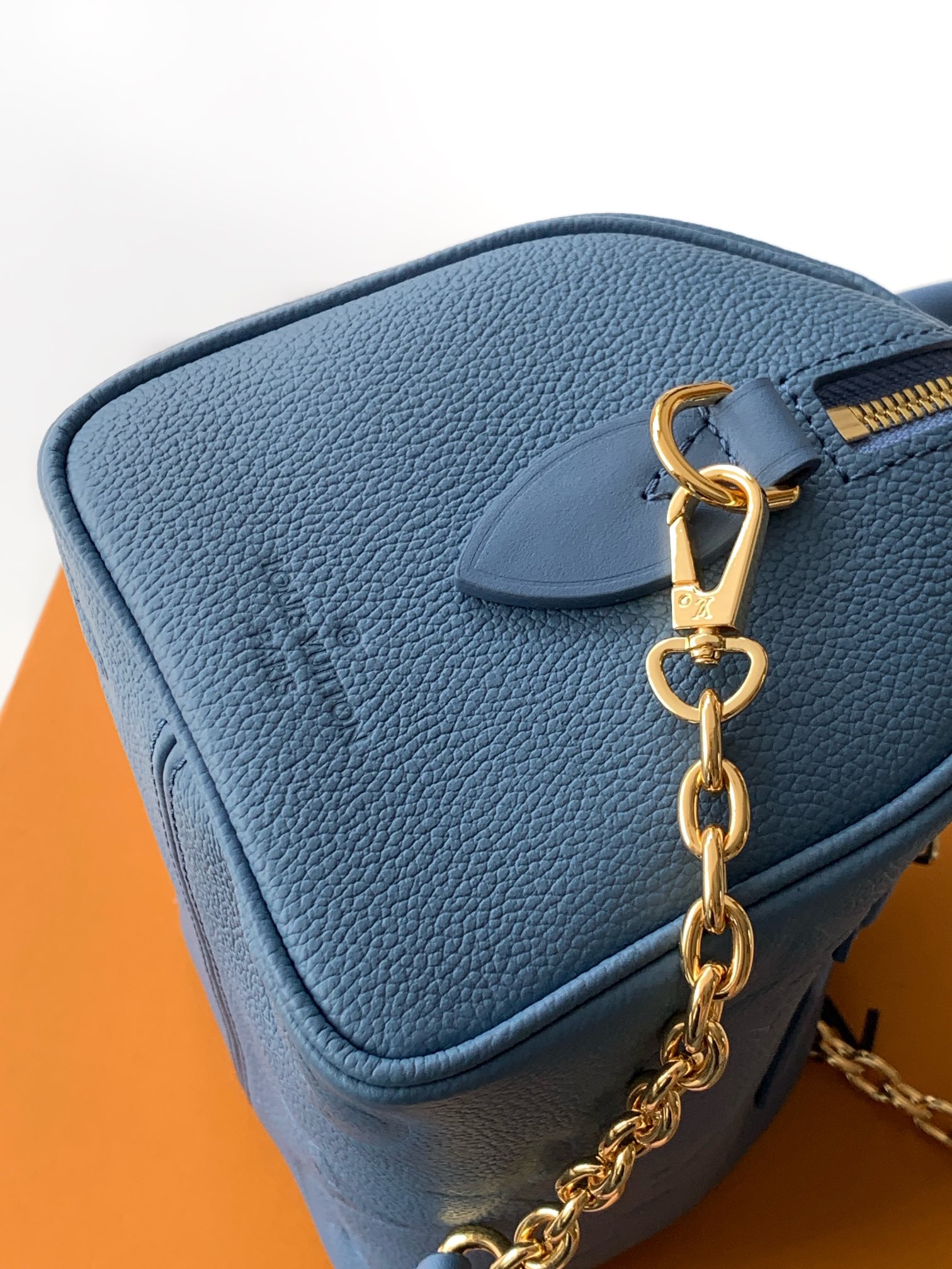 Louis Vuitton 本款 Speedy Bandoulière 20 手袋为 Monogram Empreinte 皮革渲染雅致色调