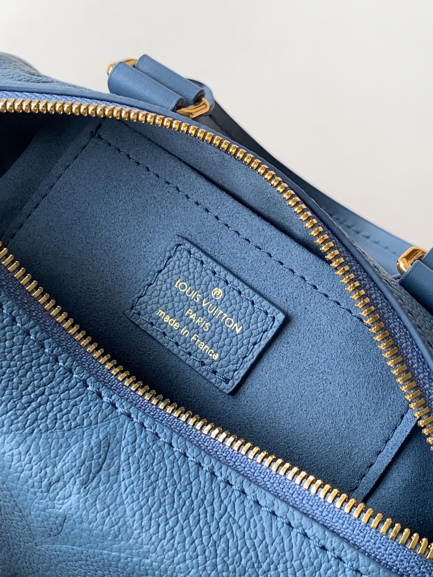 Louis Vuitton 本款 Speedy Bandoulière 20 手袋为 Monogram Empreinte 皮革渲染雅致色调