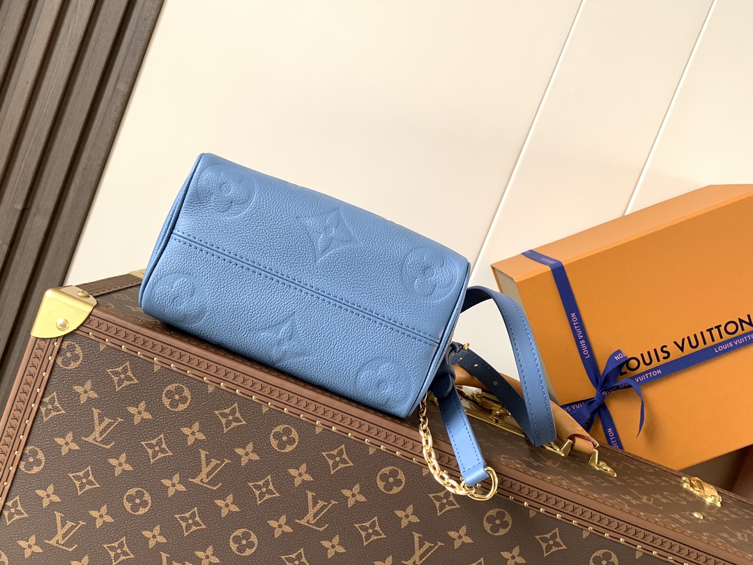 Louis Vuitton 本款 Speedy Bandoulière 20 手袋为 Monogram Empreinte 皮革渲染雅致色调